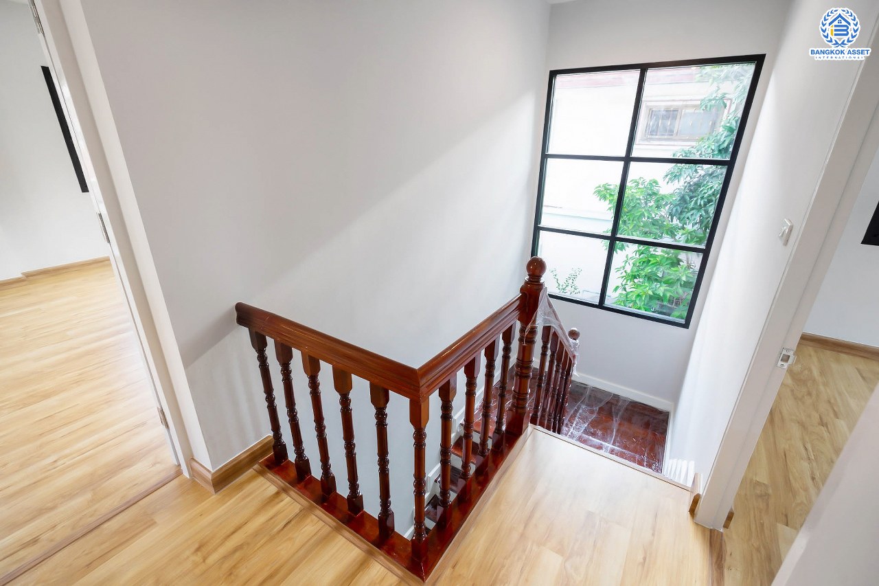 บ้านมือสองตกแต่งใหม่ ม.ลานทอง ติวานนท์-ปากเกร็ด  #หลังใหญ่ แปลงมุม เนื้อที่ 80 ตร.ว. มีพื้นที่สนามด้านข้างกว้าง 195 ตร.ม. พร้อมรับทุกกิจกรรม ฟังก์ชั่น 3 ห้องนอน 2 ห้องน้ำ 3 ที่จอดรถ สะดวกทุกการเดินทาง บนทำเลติด ถ.ติวานนท์ ใกล้เซ็นทรัล และทางด่วน "แจ้งวัฒนะ" เพียง 5 นาทีถึง "ห้าแยกปากเกร็ด"...