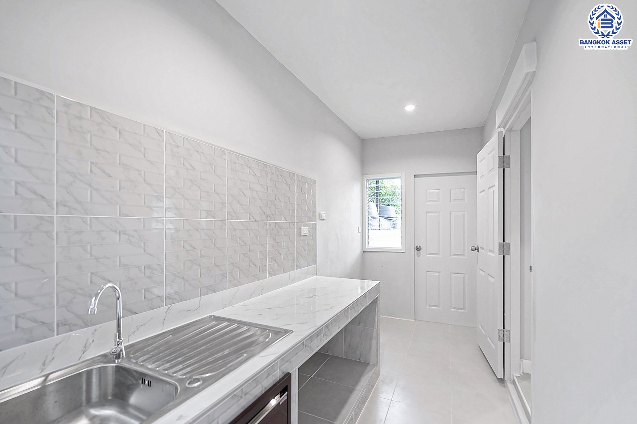 บ้านมือสองตกแต่งใหม่ ม.แลนซีโอ วงแหวนฯ-ปิ่นเกล้า (ซ.วัดพระเงิน) #หลังมุม สังคมคุณภาพแบรนด์ ลลิลพร็อพเพอร์ตี้ เนื้อที่ 40.5 ตร.ว. ฟังก์ชั่น 3นอน 2น้ำ 2 ที่จอดรถ บนทำเลเดินทางสะดวก ใกล้ถ.กาญจนาภิเษก เข้า-ออกได้หลายเส้นทาง *เพียง 5 นาทีถึงจุดขึ้นทางด่วน "ศรีรัช"...