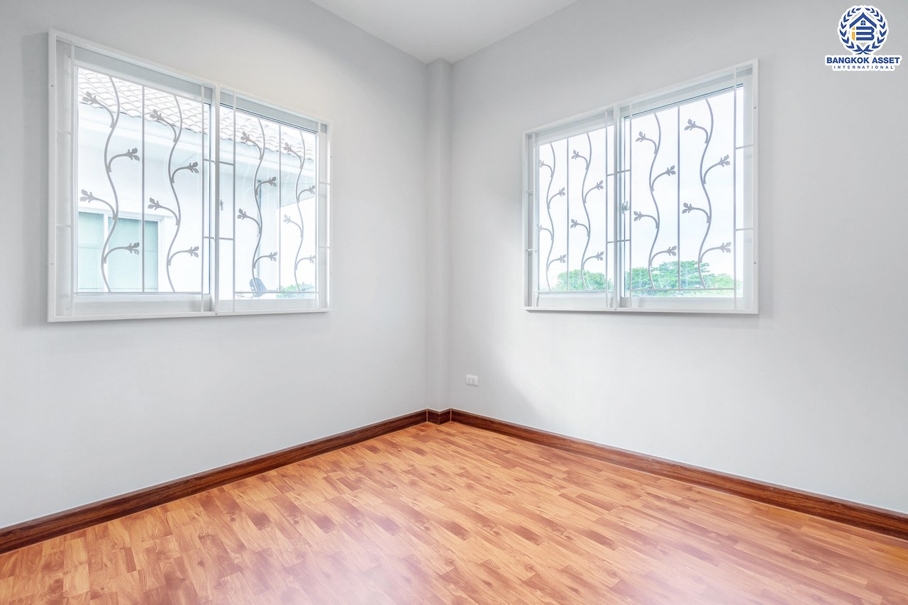 บ้านมือสองตกแต่งใหม่ ม.แลนซีโอ วงแหวนฯ-ปิ่นเกล้า (ซ.วัดพระเงิน) #หลังมุม สังคมคุณภาพแบรนด์ ลลิลพร็อพเพอร์ตี้ เนื้อที่ 40.5 ตร.ว. ฟังก์ชั่น 3นอน 2น้ำ 2 ที่จอดรถ บนทำเลเดินทางสะดวก ใกล้ถ.กาญจนาภิเษก เข้า-ออกได้หลายเส้นทาง *เพียง 5 นาทีถึงจุดขึ้นทางด่วน "ศรีรัช"...