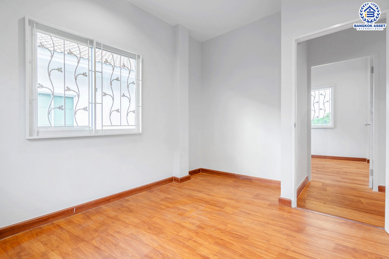 บ้านมือสองตกแต่งใหม่ ม.แลนซีโอ วงแหวนฯ-ปิ่นเกล้า (ซ.วัดพระเงิน) #หลังมุม สังคมคุณภาพแบรนด์ ลลิลพร็อพเพอร์ตี้ เนื้อที่ 40.5 ตร.ว. ฟังก์ชั่น 3นอน 2น้ำ 2 ที่จอดรถ บนทำเลเดินทางสะดวก ใกล้ถ.กาญจนาภิเษก เข้า-ออกได้หลายเส้นทาง *เพียง 5 นาทีถึงจุดขึ้นทางด่วน "ศรีรัช"...