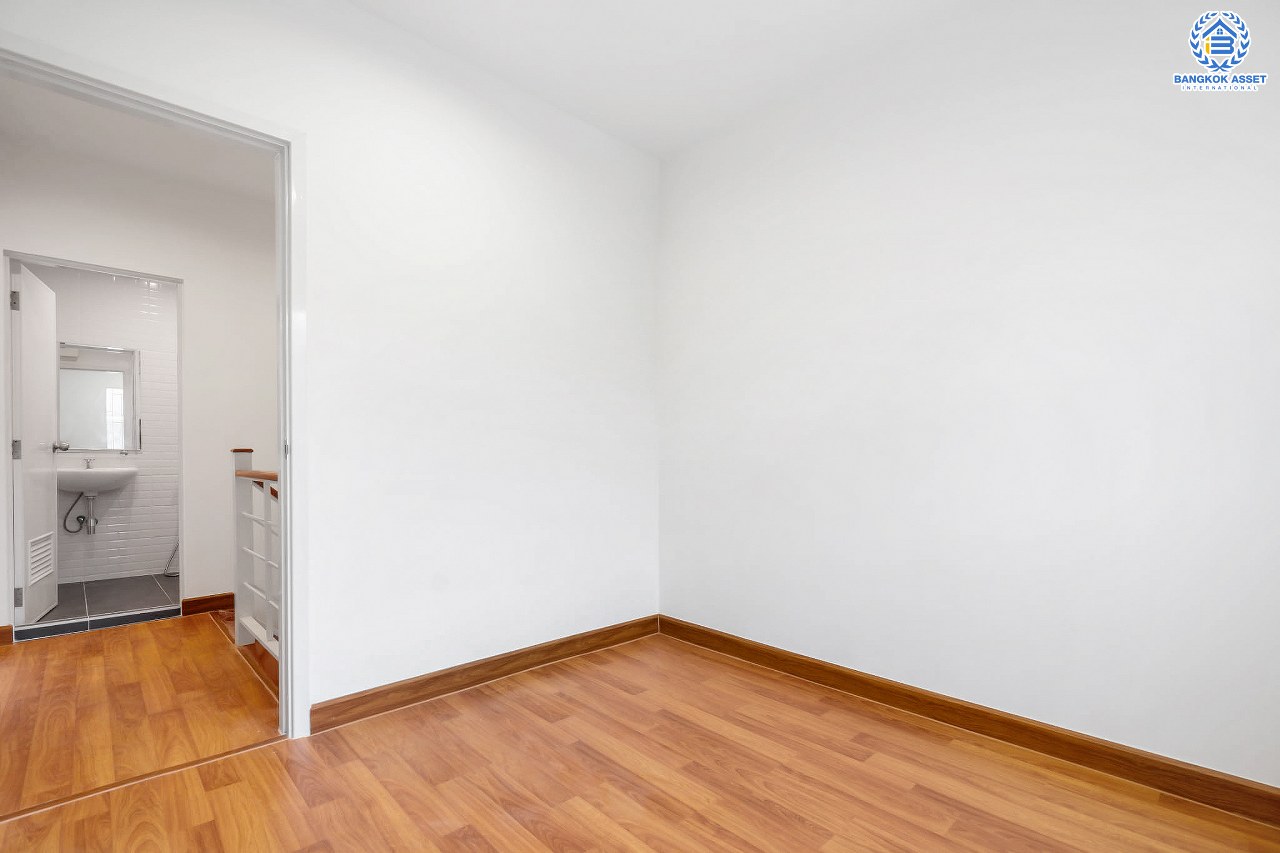 บ้านมือสองตกแต่งใหม่ ม.พฤกษาวิลล์22 พระราม5-นครอินทร์ (ซ.วัดสังฆทาน) ตกแต่งสวยพร้อมอยู่ เนื้อที่ 17.4 ตร.ว. ครบทุกฟังก์ชั่น 3 ห้องนอน 2ห้องน้ำ บนทำเลเดินทางสะดวก เชื่อมต่อหลายเส้นทาง ใกล้สะพานพระรามห้า และเพียง 10 นาทีถึงรถไฟฟ้าสถานี "แยกติวานนท์"...