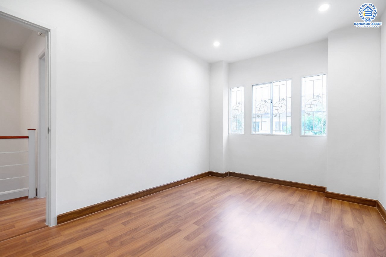 บ้านมือสองตกแต่งใหม่ ม.พฤกษาวิลล์22 พระราม5-นครอินทร์ (ซ.วัดสังฆทาน) ตกแต่งสวยพร้อมอยู่ เนื้อที่ 17.4 ตร.ว. ครบทุกฟังก์ชั่น 3 ห้องนอน 2ห้องน้ำ บนทำเลเดินทางสะดวก เชื่อมต่อหลายเส้นทาง ใกล้สะพานพระรามห้า และเพียง 10 นาทีถึงรถไฟฟ้าสถานี "แยกติวานนท์"...