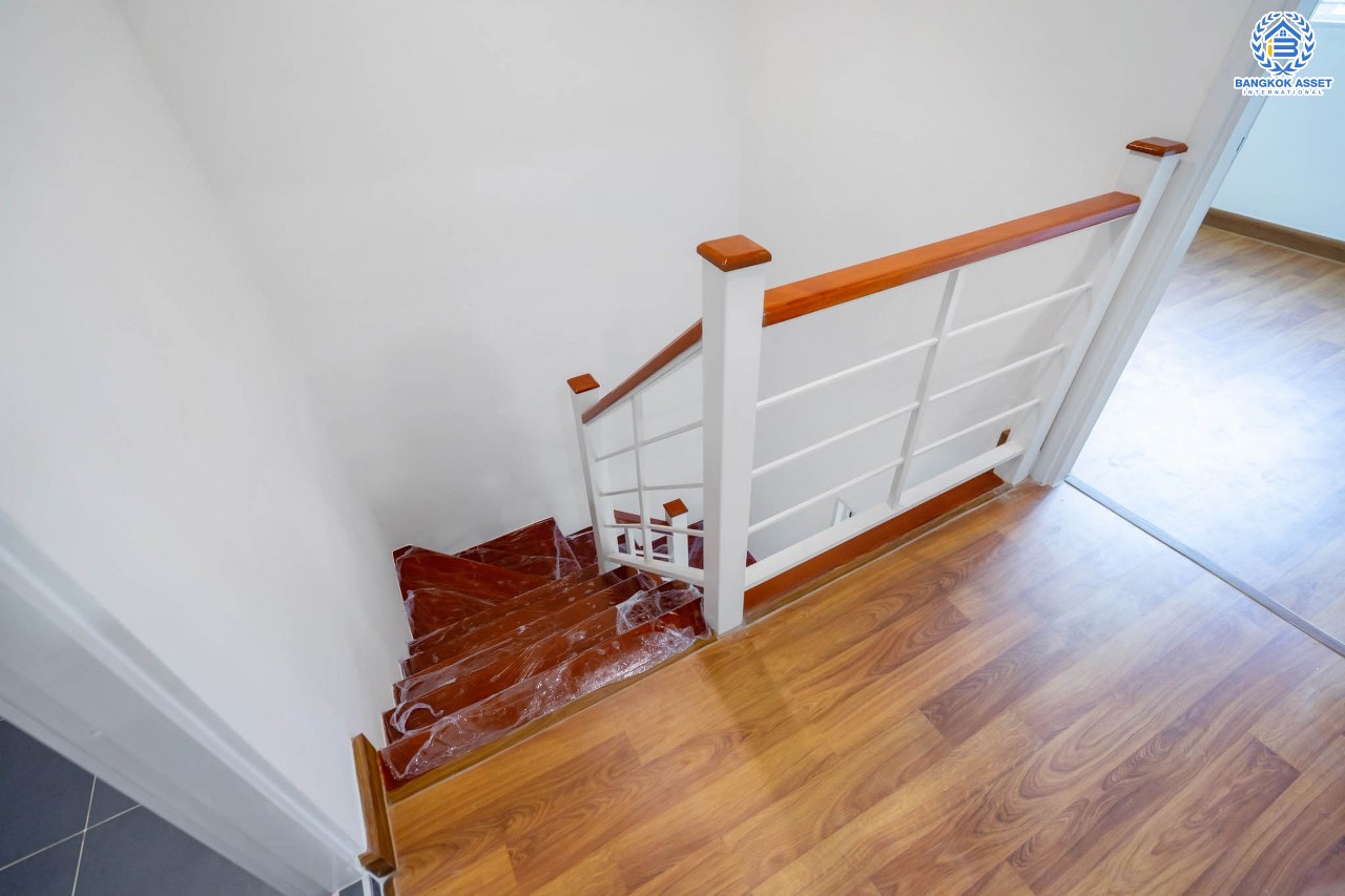 บ้านมือสองตกแต่งใหม่ ม.พฤกษาวิลล์22 พระราม5-นครอินทร์ (ซ.วัดสังฆทาน) ตกแต่งสวยพร้อมอยู่ เนื้อที่ 17.4 ตร.ว. ครบทุกฟังก์ชั่น 3 ห้องนอน 2ห้องน้ำ บนทำเลเดินทางสะดวก เชื่อมต่อหลายเส้นทาง ใกล้สะพานพระรามห้า และเพียง 10 นาทีถึงรถไฟฟ้าสถานี "แยกติวานนท์"...