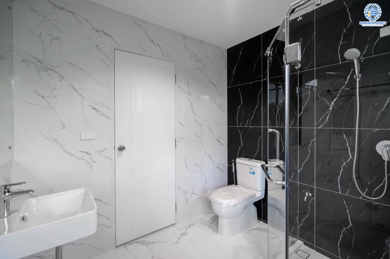 บ้านมือสองตกแต่งใหม่ หลังใหญ่ #แปลงมุม เนื้อที่ 85.5 ตร.ว. โครงการ มัณฑนา ติดถนนราชพฤกษ์ สังคมคุณภาพแบรนด์ LH ฟังก์ชั่นจัดเต็ม 3 ห้องนอน 3 ห้องน้ำ 2 ที่จอดรถ พร้อม Living Room และ Facilities ครบ! บนทำเลศักยภาพ เดินทางสะดวก ใกล้วงเวียนพระราม5 และMRT "สถานีบางรักน้อยท่าอิฐ"