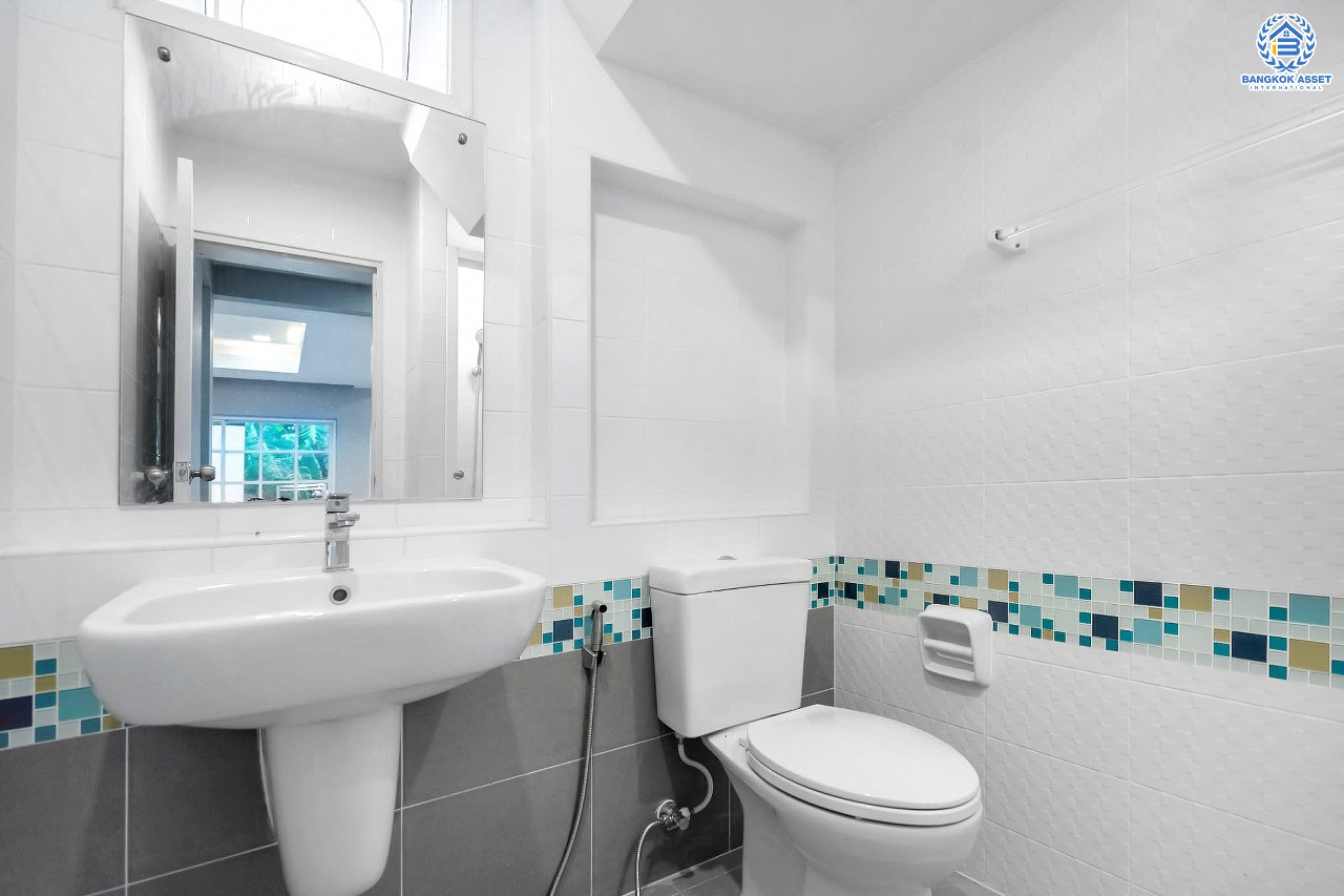 บ้านมือสองตกแต่งใหม่ #หลังใหญ่! เนื้อที่ 70 ตร.ว. ม.ชัยพฤกษ์ บางใหญ่-เซ็นทรัลเวสต์เกต (คลองถนน) บ้านพร้อมอยู่คุณภาพแบรนด์ LH ฟังก์ชั่นจัดเต็ม 4 ห้องนอน 3 ห้องน้ำ 3 ที่จอดรถ ตกแต่งสไตล์เรียบหรู บนทำเลศักยภาพ เพียง 5 นาทีถึงเซ็นทรัลเวสต์เกต และใกล้รถไฟฟ้าสถานี "คลองบางไผ่"...