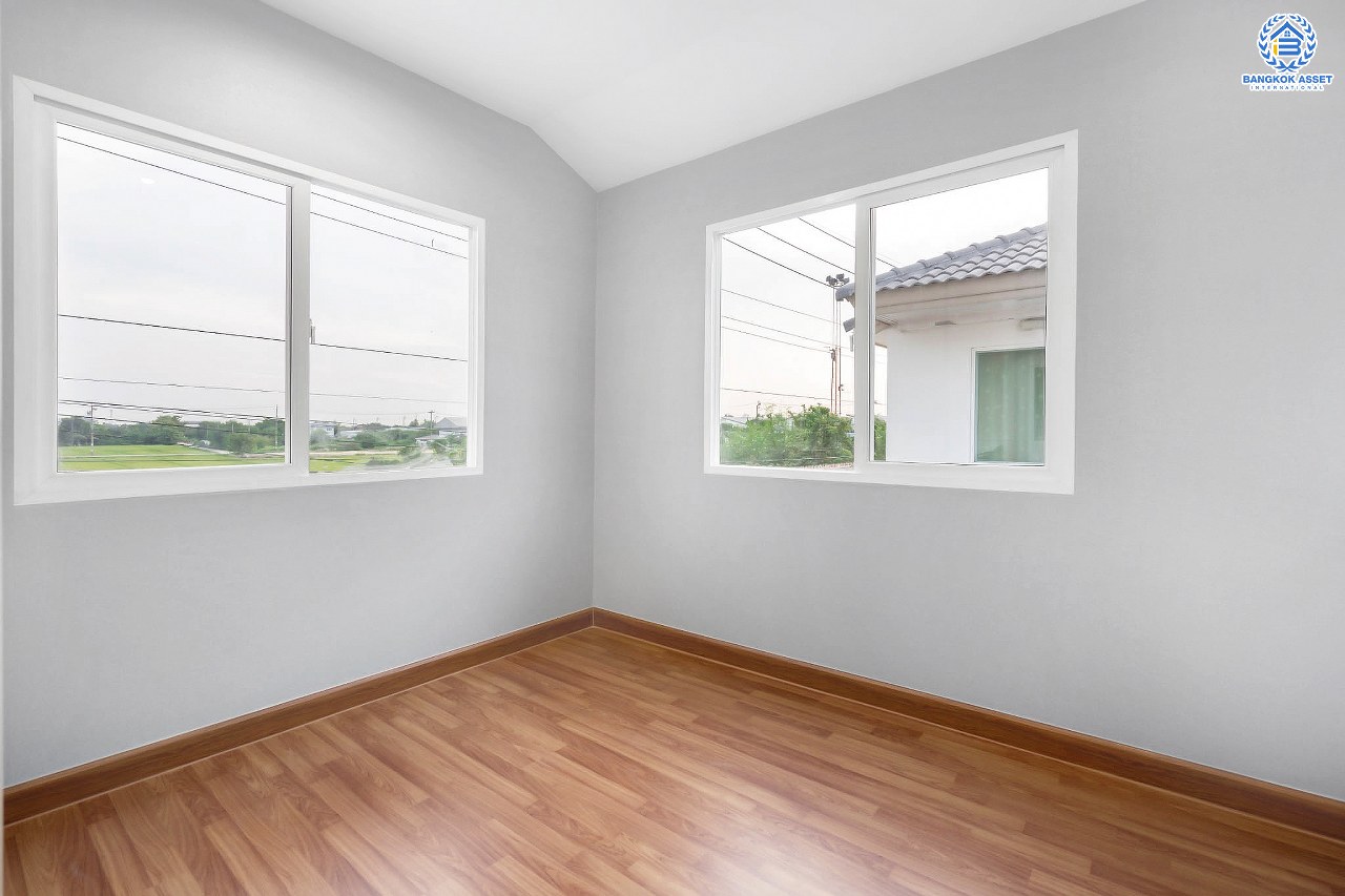 บ้านมือสองตกแต่งใหม่ #หลังใหญ่! เนื้อที่ 70 ตร.ว. ม.ชัยพฤกษ์ บางใหญ่-เซ็นทรัลเวสต์เกต (คลองถนน) บ้านพร้อมอยู่คุณภาพแบรนด์ LH ฟังก์ชั่นจัดเต็ม 4 ห้องนอน 3 ห้องน้ำ 3 ที่จอดรถ ตกแต่งสไตล์เรียบหรู บนทำเลศักยภาพ เพียง 5 นาทีถึงเซ็นทรัลเวสต์เกต และใกล้รถไฟฟ้าสถานี "คลองบางไผ่"...