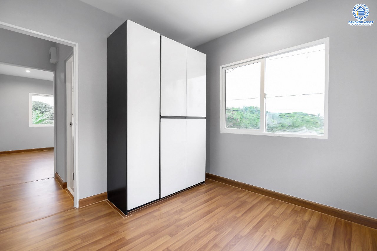 บ้านมือสองตกแต่งใหม่ #หลังใหญ่! เนื้อที่ 70 ตร.ว. ม.ชัยพฤกษ์ บางใหญ่-เซ็นทรัลเวสต์เกต (คลองถนน) บ้านพร้อมอยู่คุณภาพแบรนด์ LH ฟังก์ชั่นจัดเต็ม 4 ห้องนอน 3 ห้องน้ำ 3 ที่จอดรถ ตกแต่งสไตล์เรียบหรู บนทำเลศักยภาพ เพียง 5 นาทีถึงเซ็นทรัลเวสต์เกต และใกล้รถไฟฟ้าสถานี "คลองบางไผ่"...