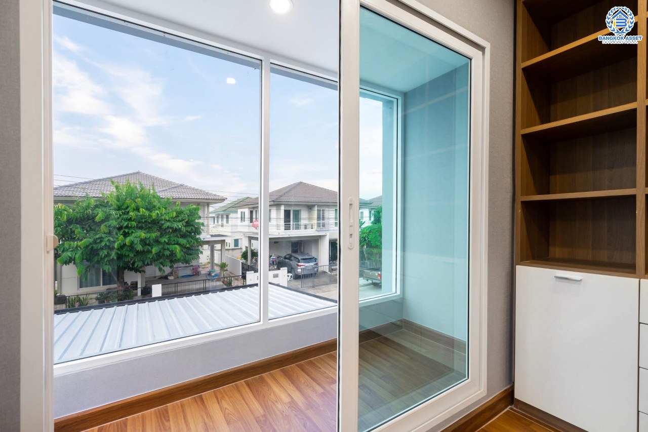 บ้านมือสองตกแต่งใหม่ #หลังใหญ่! เนื้อที่ 70 ตร.ว. ม.ชัยพฤกษ์ บางใหญ่-เซ็นทรัลเวสต์เกต (คลองถนน) บ้านพร้อมอยู่คุณภาพแบรนด์ LH ฟังก์ชั่นจัดเต็ม 4 ห้องนอน 3 ห้องน้ำ 3 ที่จอดรถ ตกแต่งสไตล์เรียบหรู บนทำเลศักยภาพ เพียง 5 นาทีถึงเซ็นทรัลเวสต์เกต และใกล้รถไฟฟ้าสถานี "คลองบางไผ่"...