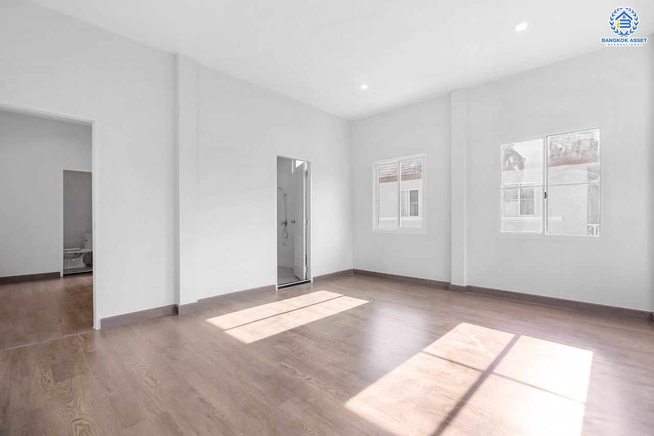 บ้านมือสองตกแต่งใหม่ หลังใหญ่พิเศษ!! เนื้อที่ 70.6 ตร.ว. #แปลงมุม ม.ณัฐกานต์ บรมราชชนนี-พุทธมณฑลสาย2 ฟังก์ชั่นจัดเต็ม 3 ห้องนอน 1 ห้องแม่บ้าน 4 ห้องน้ำ พร้อม Living Room บนทำเลใกล้ทางคู่ขนานลอยฟ้าบรมราชชนนี และ เพียง 10 นาทีถึงเซ็นทรัลปิ่นเกล้า