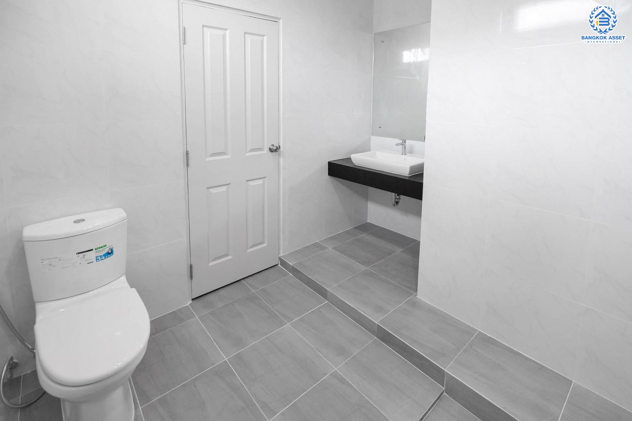 บ้านมือสองตกแต่งใหม่ หลังใหญ่พิเศษ!! เนื้อที่ 70.6 ตร.ว. #แปลงมุม ม.ณัฐกานต์ บรมราชชนนี-พุทธมณฑลสาย2 ฟังก์ชั่นจัดเต็ม 3 ห้องนอน 1 ห้องแม่บ้าน 4 ห้องน้ำ พร้อม Living Room บนทำเลใกล้ทางคู่ขนานลอยฟ้าบรมราชชนนี และ เพียง 10 นาทีถึงเซ็นทรัลปิ่นเกล้า