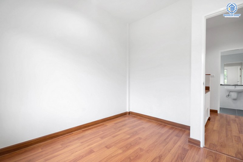 บ้านมือสองตกแต่งใหม่ จาก Property Perfect โครงการ เดอะวิลล่า ราชพฤกษ์-ท่าอิฐ หลังมุม! ตกแต่งพร้อมเข้าอยู่ เนื้อที่ 18 ตร.ว. ฟังก์ชั่นครบ 3 ห้องนอน 2 ห้องน้ำ รองรับทุกการอยู่อาศัย บนทำเลใกล้รถไฟฟ้า สถานีบางรักน้อยท่าอิฐ เชื่อมต่อทั้งถ.รัตนาธิเบศร์ และถ.ราชพฤกษ์...