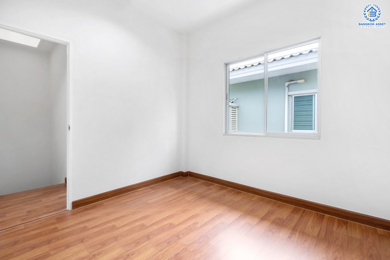 บ้านมือสองตกแต่งใหม่ จาก Property Perfect โครงการ เดอะวิลล่า ราชพฤกษ์-ท่าอิฐ หลังมุม! ตกแต่งพร้อมเข้าอยู่ เนื้อที่ 18 ตร.ว. ฟังก์ชั่นครบ 3 ห้องนอน 2 ห้องน้ำ รองรับทุกการอยู่อาศัย บนทำเลใกล้รถไฟฟ้า สถานีบางรักน้อยท่าอิฐ เชื่อมต่อทั้งถ.รัตนาธิเบศร์ และถ.ราชพฤกษ์...