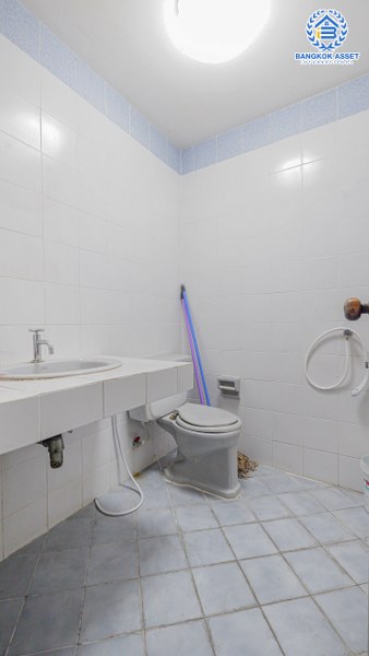 หนึ่งเดียวในโครงการกับทาวน์เฮ้าส์ 4.5 ชั้นมือสองนนทบุรี ห้องมุม! ทำเลโซนเมือง! ม.ภูมิพัฒน์วิลล่า (ซ.งามวงศ์วาน18) ต่อเติมบิ้วท์อินครบ! บนเนื้อที่ 37.8 ตร.ว. ฟังก์ชั่น 6 ห้องนอน 5 ห้องน้ำ บนสุดยอดทำเล! ใกล้เดอะมอลล์ฯ พร้อมเชื่อมต่อทุกการเดินทาง เพียง 5 นาที ถึงทางด่วน "งามวงศ์วาน" หน้าโครงการห่างจาก ถ.งามวงศ์วาน เพียง 900 ม.