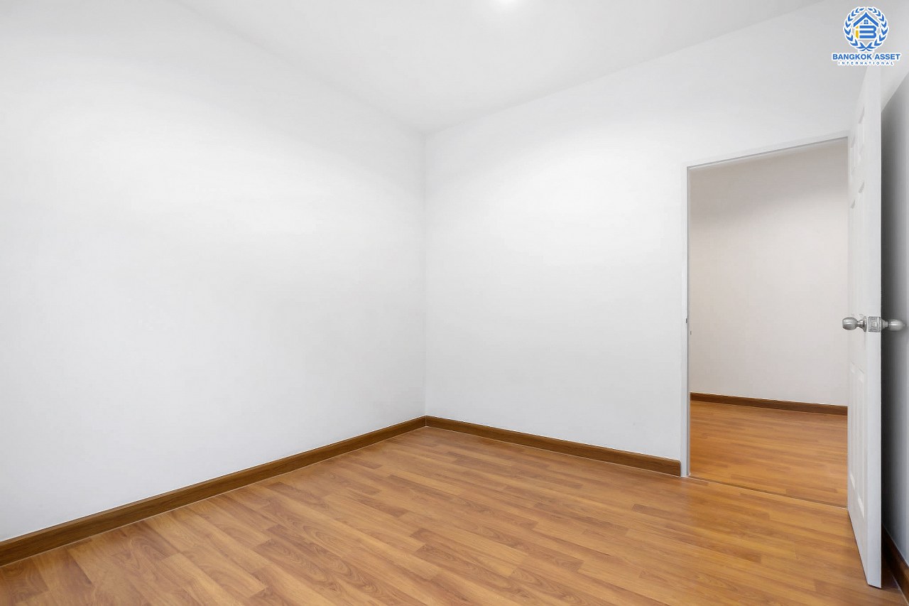 บ้านมือสองตกแต่งใหม่ ม.เดอะคลัสเตอร์วิลล์ 4 ราชพฤกษ์ – สิรินธร  #หลังใหญ่ เนื้อที่ 32 ตร.ว. ฟังก์ชั่น 3 ห้องนอน 2 ห้องน้ำ 2 ที่จอดรถ พื้นที่ใช้สอย 195 ตร.ม. Master Bedroom มี Built-in Furniture พร้อม Facilitie ครบครัน การเดินทางสะดวก ใกล้วงเวียนพระรามห้า ,The Walk และจุดขึ้นทางด่วน "ศรีรัช"