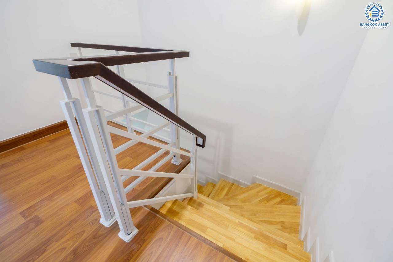 บ้านมือสองตกแต่งใหม่ ม.เดอะคลัสเตอร์วิลล์ 4 ราชพฤกษ์ – สิรินธร  #หลังใหญ่ เนื้อที่ 32 ตร.ว. ฟังก์ชั่น 3 ห้องนอน 2 ห้องน้ำ 2 ที่จอดรถ พื้นที่ใช้สอย 195 ตร.ม. Master Bedroom มี Built-in Furniture พร้อม Facilitie ครบครัน การเดินทางสะดวก ใกล้วงเวียนพระรามห้า ,The Walk และจุดขึ้นทางด่วน "ศรีรัช"