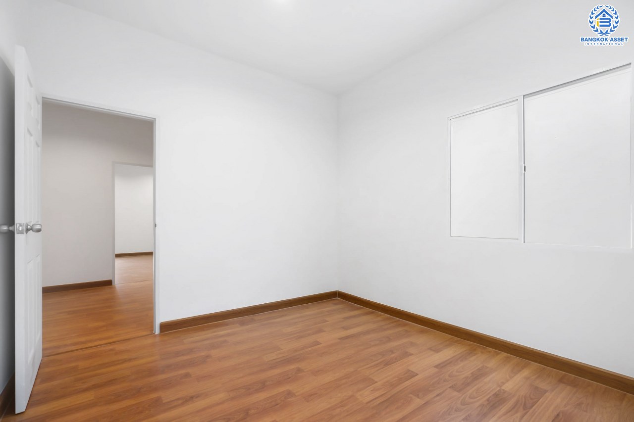 บ้านมือสองตกแต่งใหม่ ม.เดอะคลัสเตอร์วิลล์ 4 ราชพฤกษ์ – สิรินธร  #หลังใหญ่ เนื้อที่ 32 ตร.ว. ฟังก์ชั่น 3 ห้องนอน 2 ห้องน้ำ 2 ที่จอดรถ พื้นที่ใช้สอย 195 ตร.ม. Master Bedroom มี Built-in Furniture พร้อม Facilitie ครบครัน การเดินทางสะดวก ใกล้วงเวียนพระรามห้า ,The Walk และจุดขึ้นทางด่วน "ศรีรัช"