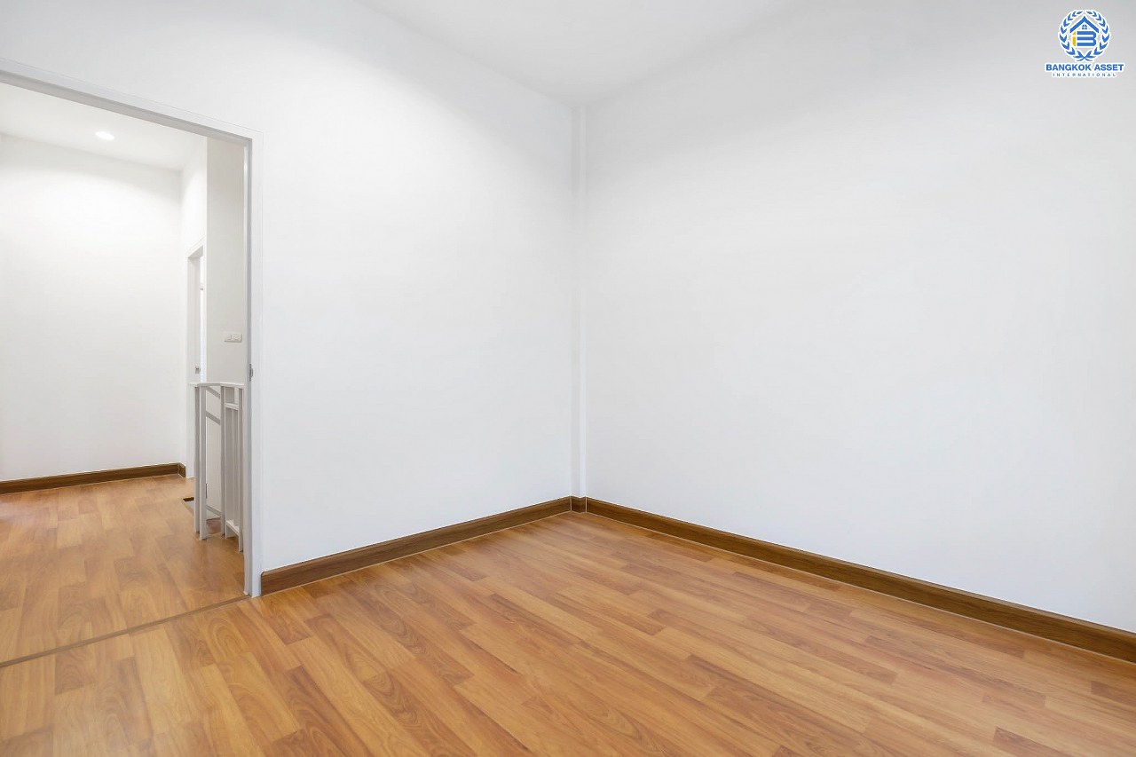 บ้านมือสองตกแต่งใหม่ ทำเลโซนเมือง! ม.จิราวดี กรุงเทพ-นนทบุรี3 #ห้องมุม! เนื้อที่ 23.1 ตร.ว. ตอบโจทย์ทุกการอยู่อาศัย ฟังก์ชั่นพร้อม 3 ห้องนอน 2 ห้องน้ำ บนสุดยอดทำเล เพียง5นาทีถึงรถไฟฟ้า "สถานีวงศ์สว่าง" และจุดขึ้นทางด่วน "แยกประชานุกูล"...