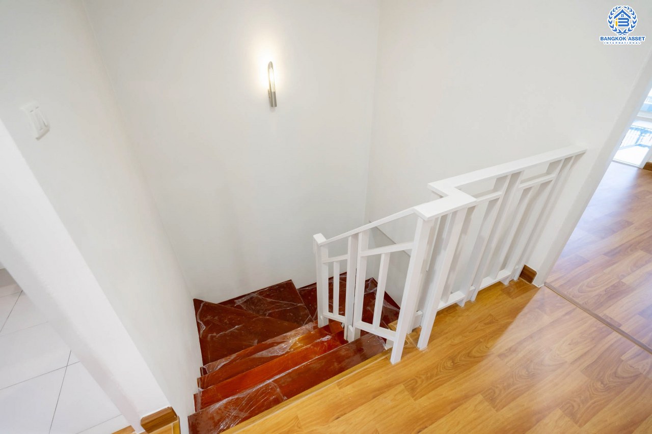 บ้านมือสองตกแต่งใหม่ ทำเลโซนเมือง! ม.จิราวดี กรุงเทพ-นนทบุรี3 #ห้องมุม! เนื้อที่ 23.1 ตร.ว. ตอบโจทย์ทุกการอยู่อาศัย ฟังก์ชั่นพร้อม 3 ห้องนอน 2 ห้องน้ำ บนสุดยอดทำเล เพียง5นาทีถึงรถไฟฟ้า "สถานีวงศ์สว่าง" และจุดขึ้นทางด่วน "แยกประชานุกูล"...