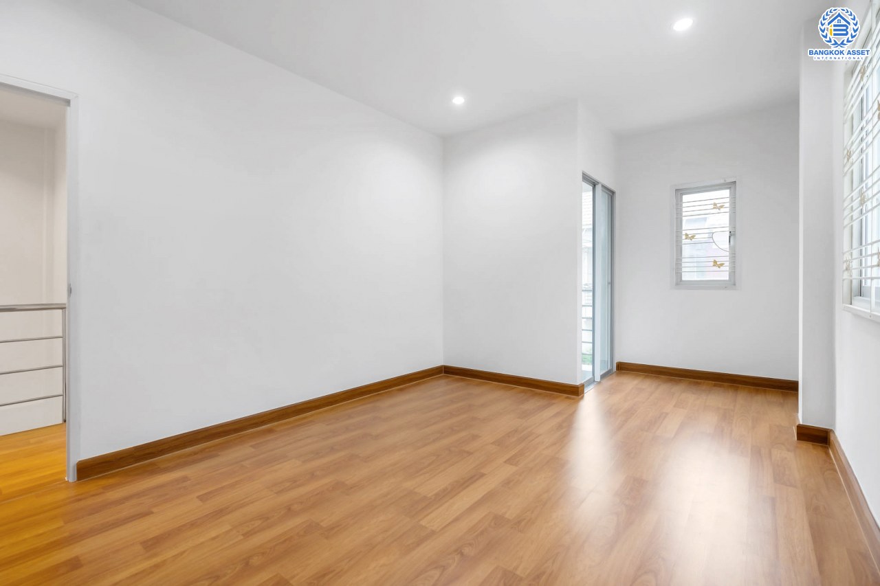 บ้านมือสองตกแต่งใหม่ ม.เกนวิลล์ บางใหญ่-เซ็นทรัลเวสต์เกต บ้านแฝด #ห้องมุม เนื้อที่ 36 ตร.ว. ฟังก์ชั่น 3 ห้องนอน 2 ห้องน้ำ 2 ที่จอดรถ พร้อมทุกการเข้าอยู่ บนทำเลเดินทางสะดวก ใกล้ถ.กาญจนาภิเษก เพียง 10 นาทีถึงรถไฟฟ้า "สถานีคลองบางไผ่"...