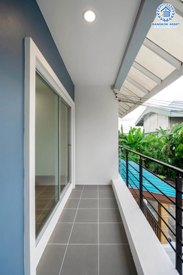 บ้านมือสองตกแต่งใหม่ ม.เกนวิลล์ บางใหญ่-เซ็นทรัลเวสต์เกต บ้านแฝด #ห้องมุม เนื้อที่ 36 ตร.ว. ฟังก์ชั่น 3 ห้องนอน 2 ห้องน้ำ 2 ที่จอดรถ พร้อมทุกการเข้าอยู่ บนทำเลเดินทางสะดวก ใกล้ถ.กาญจนาภิเษก เพียง 10 นาทีถึงรถไฟฟ้า "สถานีคลองบางไผ่"...