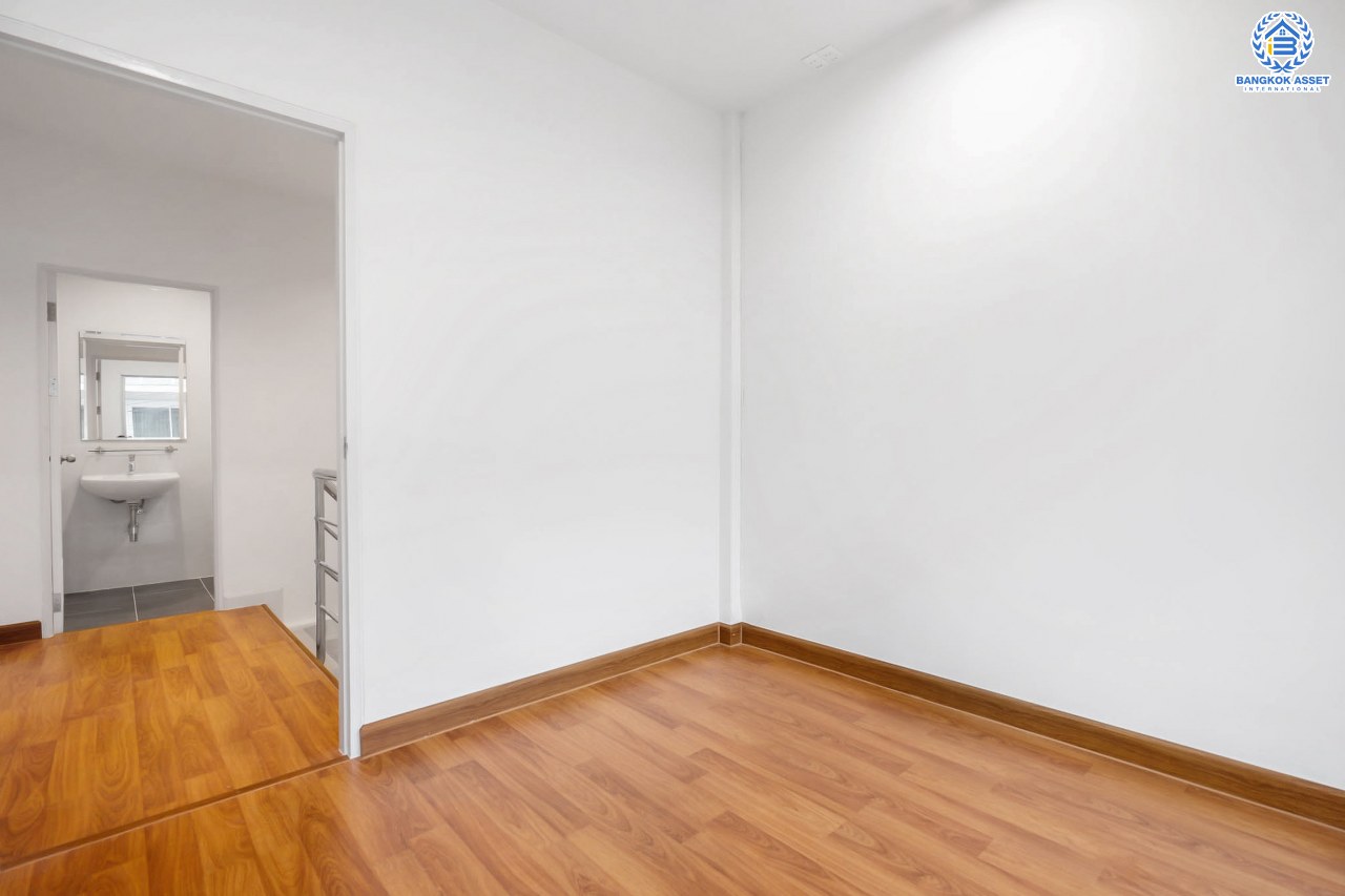 บ้านมือสองตกแต่งใหม่ ม.เกนวิลล์ บางใหญ่-เซ็นทรัลเวสต์เกต บ้านแฝด #ห้องมุม เนื้อที่ 36 ตร.ว. ฟังก์ชั่น 3 ห้องนอน 2 ห้องน้ำ 2 ที่จอดรถ พร้อมทุกการเข้าอยู่ บนทำเลเดินทางสะดวก ใกล้ถ.กาญจนาภิเษก เพียง 10 นาทีถึงรถไฟฟ้า "สถานีคลองบางไผ่"...