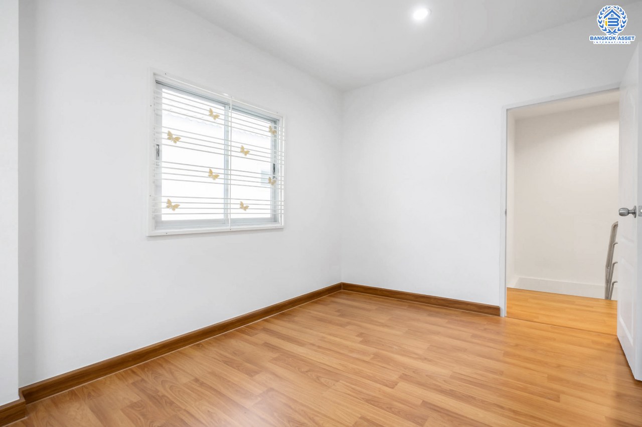 บ้านมือสองตกแต่งใหม่ ม.เกนวิลล์ บางใหญ่-เซ็นทรัลเวสต์เกต บ้านแฝด #ห้องมุม เนื้อที่ 36 ตร.ว. ฟังก์ชั่น 3 ห้องนอน 2 ห้องน้ำ 2 ที่จอดรถ พร้อมทุกการเข้าอยู่ บนทำเลเดินทางสะดวก ใกล้ถ.กาญจนาภิเษก เพียง 10 นาทีถึงรถไฟฟ้า "สถานีคลองบางไผ่"...