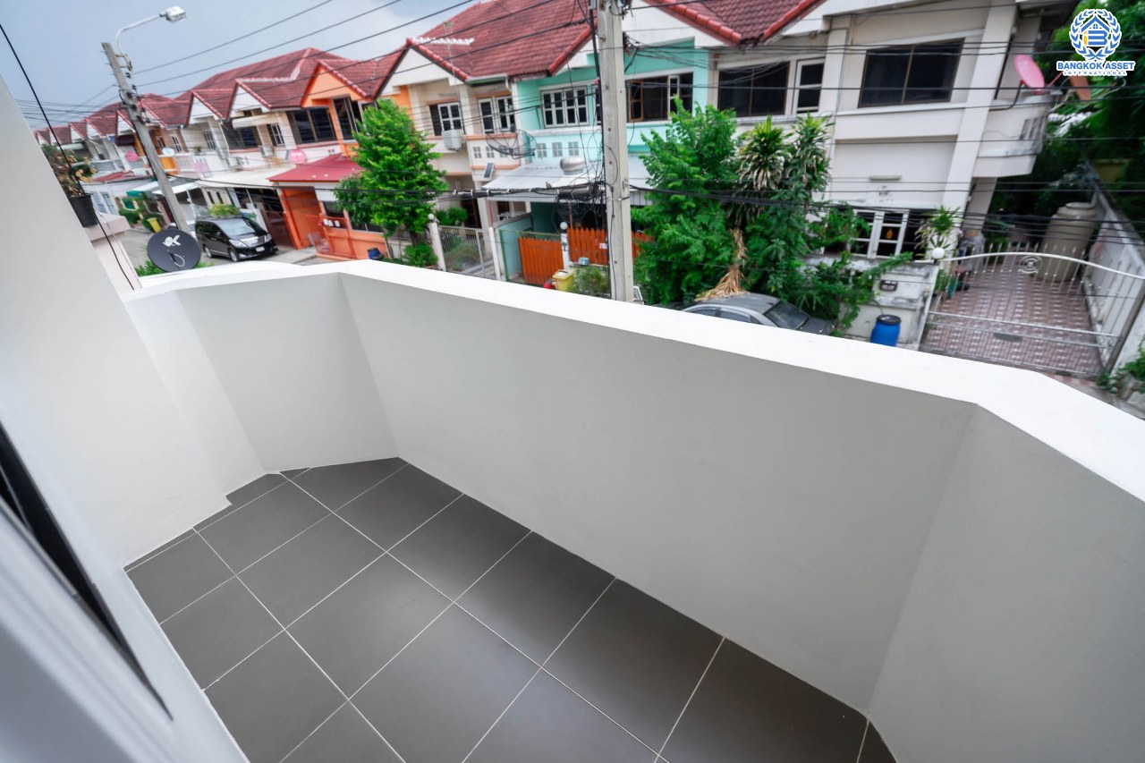 บ้านมือสองตกแต่งใหม่ ทาวน์เฮ้าส์หลังใหญ่ เนื้อที่ 24.1 ตร.ว. ม.บิวตี้เฮ้าส์3 ราชพฤกษ์-กาญจนาฯ ฟังก์ชั่น 3 ห้องนอน 2 ห้องน้ำ กว้างขวางด้วยพื้นที่ใช้สอยถึง 186 ตร.ม. พร้อมทุกการเข้าอยู่ บนทำเลสุดสะดวก ใกล้ The Walk และทางด่วนศรีรัช...