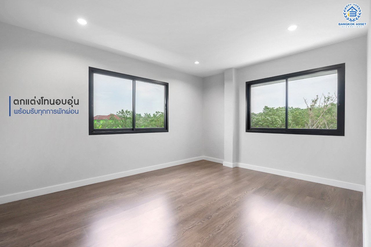 บ้านมือสองตกแต่งใหม่ หลังใหญ่พิเศษ!! เนื้อที่ 80 ตร.ว. #หลังมุม วิวทะเลสาบ ม.กฤษดานคร20 ปิ่นเกล้า ติดถนนบรมราชชนนี ตกแต่งผสมผสานกลิ่นอายยุโรป ด้วยดีไซน์บ้านแบบTudor style รูปแบบสถาปัตยกรรมสุดClassicจากอังกฤษ พร้อมฟังก์ชั่นจัดเต็ม 4 ห้องนอน 2 ห้องน้ำ 2 ที่จอดรถ บนทำเลใกล้ทางคู่ขนานลอยฟ้าบรมราชชนนี และเซ็นทรัลปิ่นเกล้า