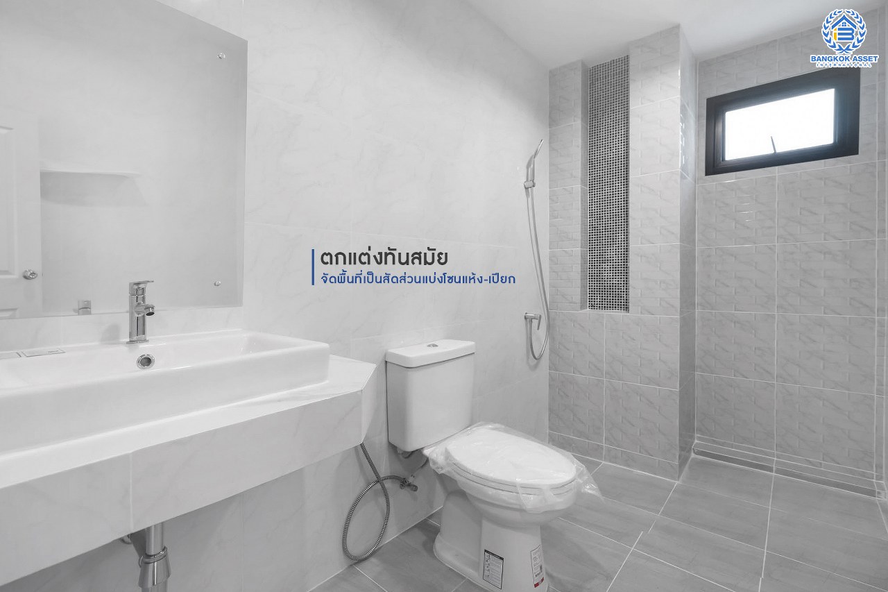 บ้านมือสองตกแต่งใหม่ หลังใหญ่พิเศษ!! เนื้อที่ 80 ตร.ว. #หลังมุม วิวทะเลสาบ ม.กฤษดานคร20 ปิ่นเกล้า ติดถนนบรมราชชนนี ตกแต่งผสมผสานกลิ่นอายยุโรป ด้วยดีไซน์บ้านแบบTudor style รูปแบบสถาปัตยกรรมสุดClassicจากอังกฤษ พร้อมฟังก์ชั่นจัดเต็ม 4 ห้องนอน 2 ห้องน้ำ 2 ที่จอดรถ บนทำเลใกล้ทางคู่ขนานลอยฟ้าบรมราชชนนี และเซ็นทรัลปิ่นเกล้า