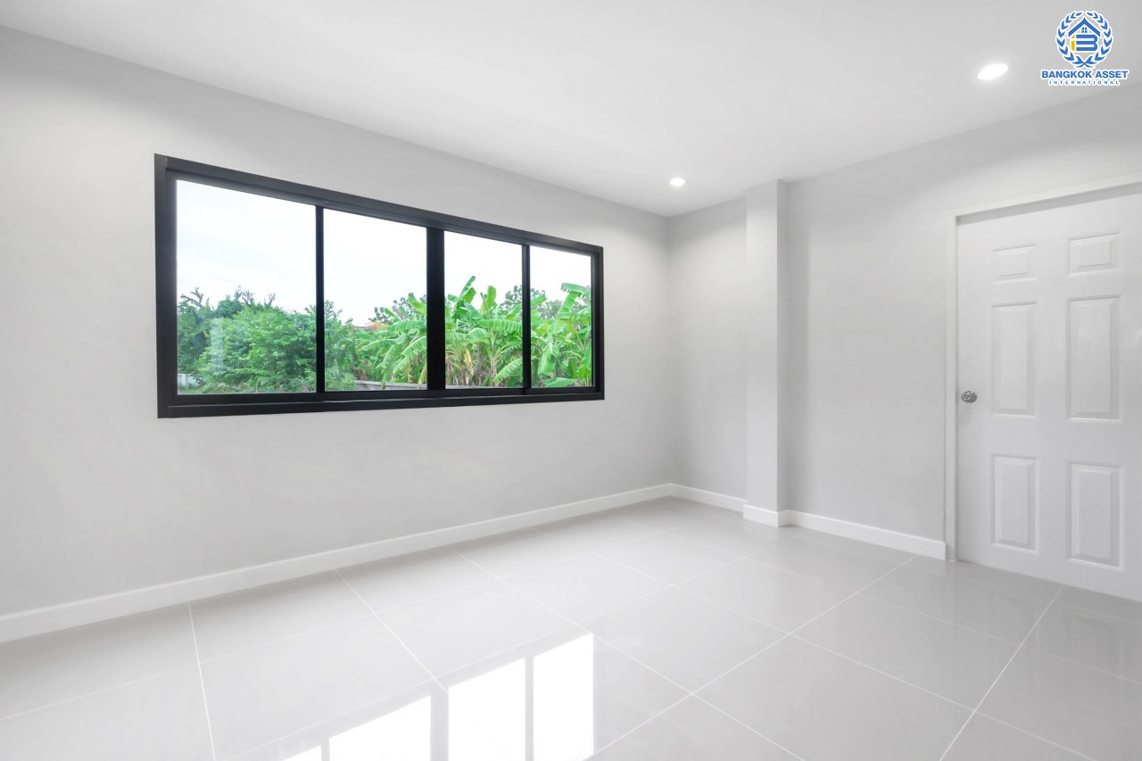 บ้านมือสองตกแต่งใหม่ หลังใหญ่พิเศษ!! เนื้อที่ 80 ตร.ว. #หลังมุม วิวทะเลสาบ ม.กฤษดานคร20 ปิ่นเกล้า ติดถนนบรมราชชนนี ตกแต่งผสมผสานกลิ่นอายยุโรป ด้วยดีไซน์บ้านแบบTudor style รูปแบบสถาปัตยกรรมสุดClassicจากอังกฤษ พร้อมฟังก์ชั่นจัดเต็ม 4 ห้องนอน 2 ห้องน้ำ 2 ที่จอดรถ บนทำเลใกล้ทางคู่ขนานลอยฟ้าบรมราชชนนี และเซ็นทรัลปิ่นเกล้า