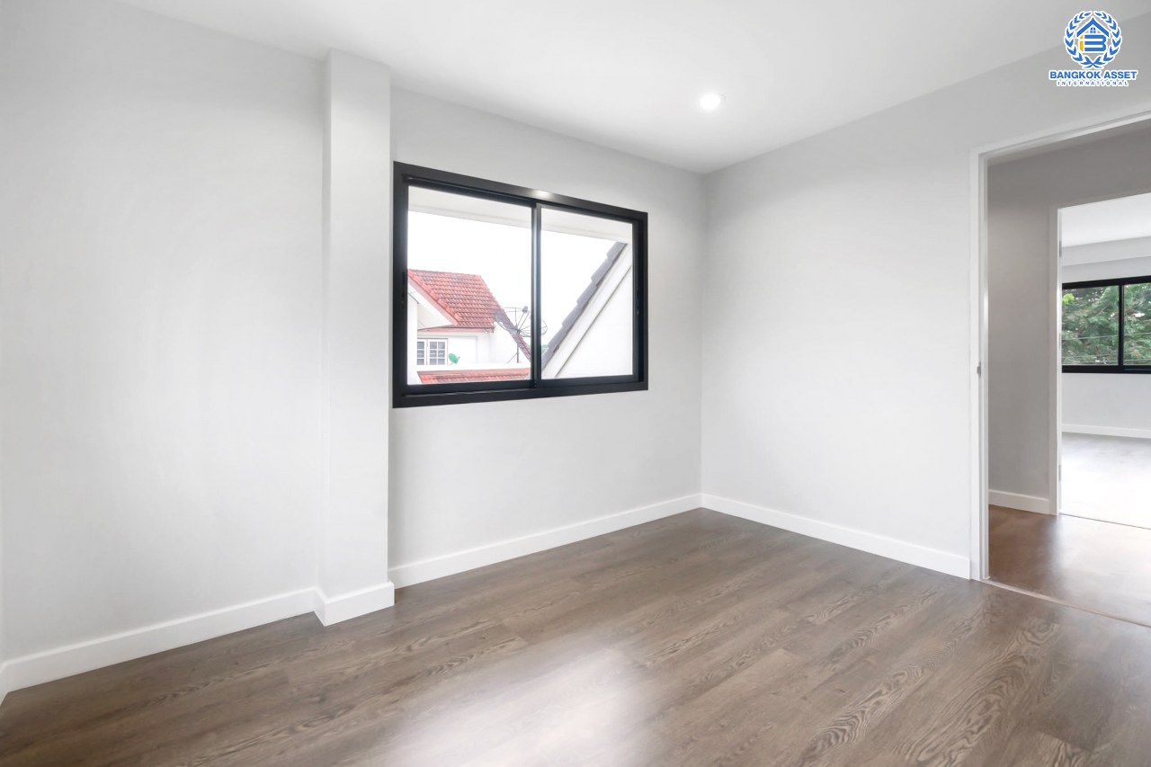 บ้านมือสองตกแต่งใหม่ หลังใหญ่พิเศษ!! เนื้อที่ 80 ตร.ว. #หลังมุม วิวทะเลสาบ ม.กฤษดานคร20 ปิ่นเกล้า ติดถนนบรมราชชนนี ตกแต่งผสมผสานกลิ่นอายยุโรป ด้วยดีไซน์บ้านแบบTudor style รูปแบบสถาปัตยกรรมสุดClassicจากอังกฤษ พร้อมฟังก์ชั่นจัดเต็ม 4 ห้องนอน 2 ห้องน้ำ 2 ที่จอดรถ บนทำเลใกล้ทางคู่ขนานลอยฟ้าบรมราชชนนี และเซ็นทรัลปิ่นเกล้า