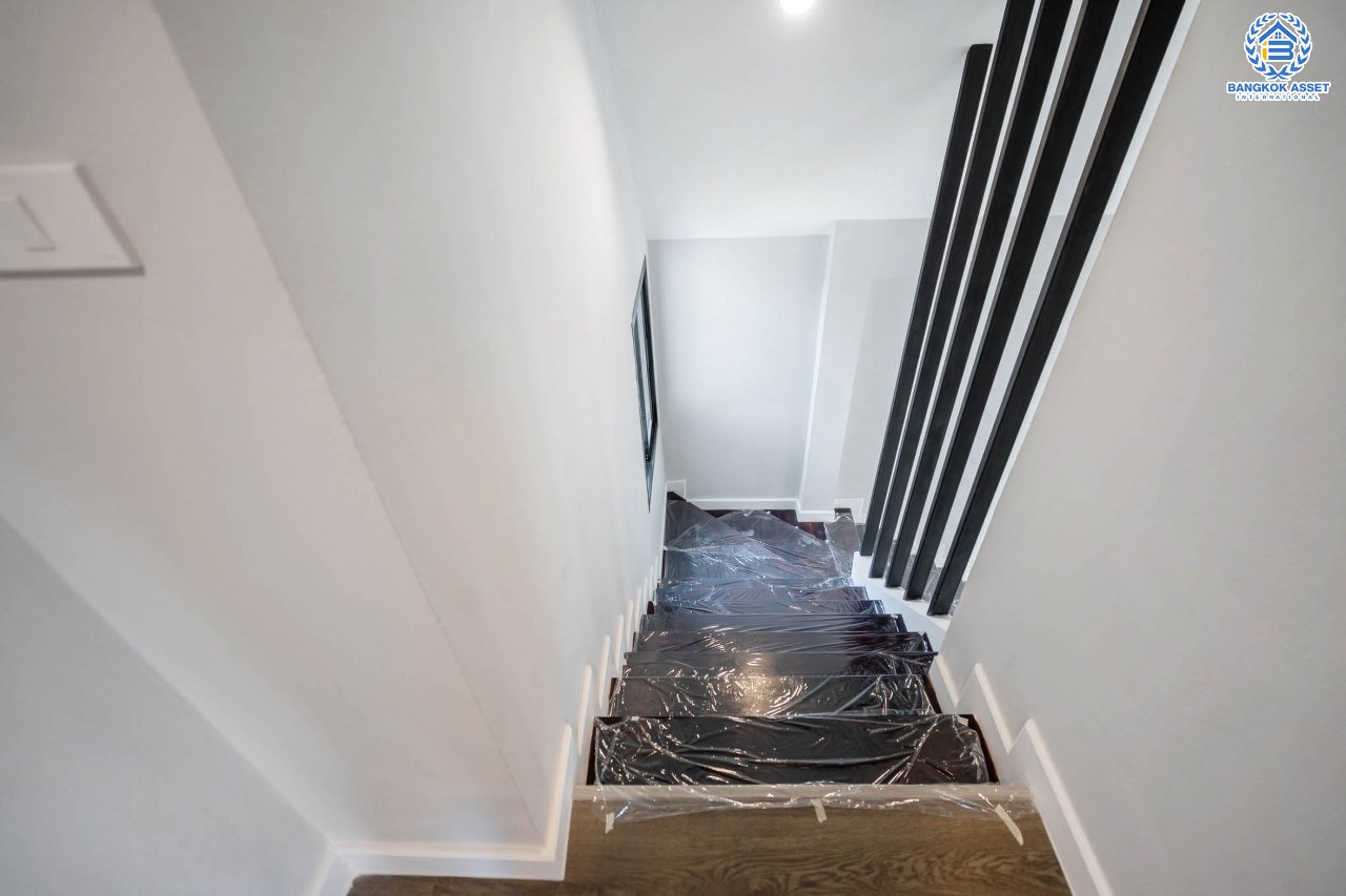 บ้านมือสองตกแต่งใหม่ หลังใหญ่พิเศษ!! เนื้อที่ 80 ตร.ว. #หลังมุม วิวทะเลสาบ ม.กฤษดานคร20 ปิ่นเกล้า ติดถนนบรมราชชนนี ตกแต่งผสมผสานกลิ่นอายยุโรป ด้วยดีไซน์บ้านแบบTudor style รูปแบบสถาปัตยกรรมสุดClassicจากอังกฤษ พร้อมฟังก์ชั่นจัดเต็ม 4 ห้องนอน 2 ห้องน้ำ 2 ที่จอดรถ บนทำเลใกล้ทางคู่ขนานลอยฟ้าบรมราชชนนี และเซ็นทรัลปิ่นเกล้า