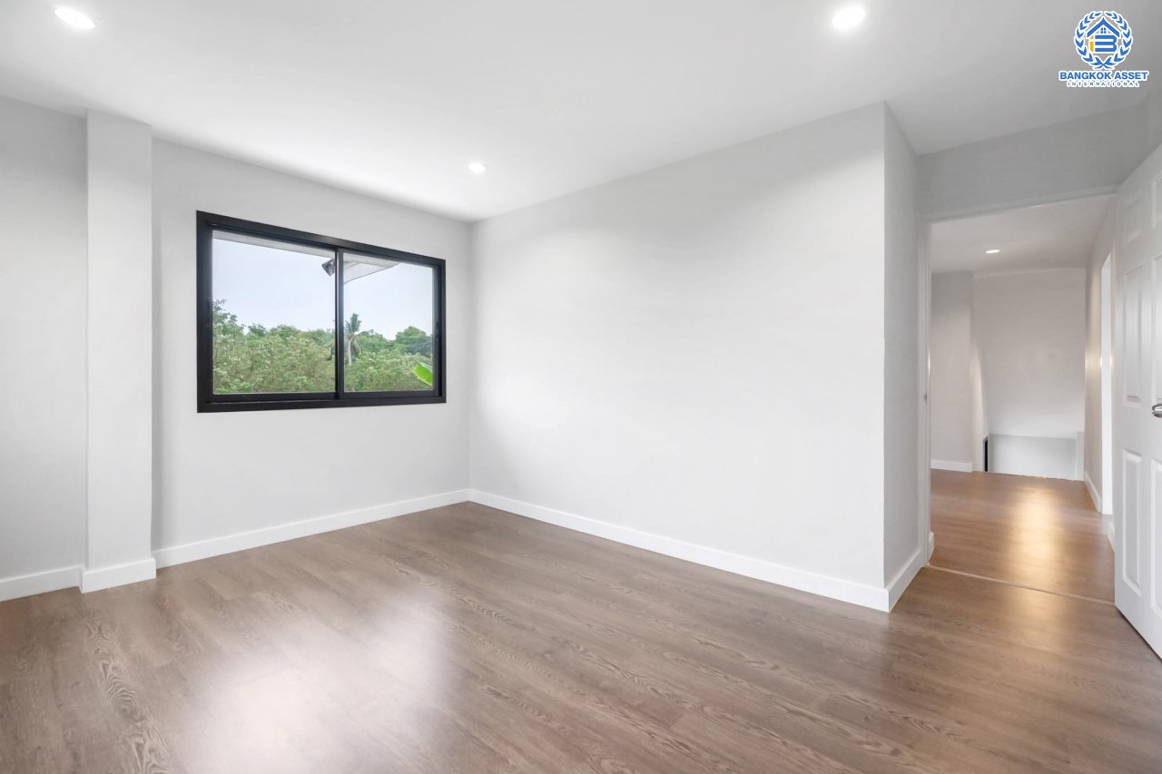 บ้านมือสองตกแต่งใหม่ หลังใหญ่พิเศษ!! เนื้อที่ 80 ตร.ว. #หลังมุม วิวทะเลสาบ ม.กฤษดานคร20 ปิ่นเกล้า ติดถนนบรมราชชนนี ตกแต่งผสมผสานกลิ่นอายยุโรป ด้วยดีไซน์บ้านแบบTudor style รูปแบบสถาปัตยกรรมสุดClassicจากอังกฤษ พร้อมฟังก์ชั่นจัดเต็ม 4 ห้องนอน 2 ห้องน้ำ 2 ที่จอดรถ บนทำเลใกล้ทางคู่ขนานลอยฟ้าบรมราชชนนี และเซ็นทรัลปิ่นเกล้า