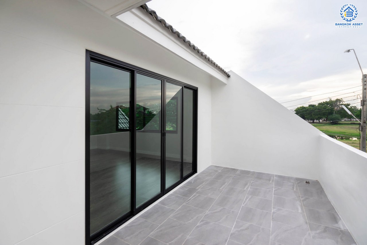 บ้านมือสองตกแต่งใหม่ หลังใหญ่พิเศษ!! เนื้อที่ 80 ตร.ว. #หลังมุม วิวทะเลสาบ ม.กฤษดานคร20 ปิ่นเกล้า ติดถนนบรมราชชนนี ตกแต่งผสมผสานกลิ่นอายยุโรป ด้วยดีไซน์บ้านแบบTudor style รูปแบบสถาปัตยกรรมสุดClassicจากอังกฤษ พร้อมฟังก์ชั่นจัดเต็ม 4 ห้องนอน 2 ห้องน้ำ 2 ที่จอดรถ บนทำเลใกล้ทางคู่ขนานลอยฟ้าบรมราชชนนี และเซ็นทรัลปิ่นเกล้า