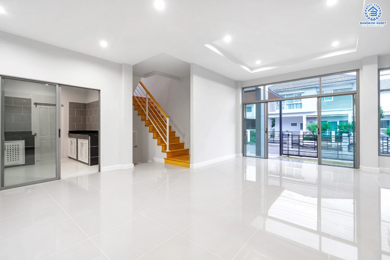 บ้านมือสองตกแต่งใหม่ ม.เพอร์เฟคเพลส2 ติดถ.รัตนาธิเบศร์ หลังใหญ่พร้อมอยู่ เนื้อที่ 58.1 ตร.ว. ดีไซน์โมเดิร์น ฟังก์ชั่น 4 ห้องนอน 3 ห้องน้ำ 2 ที่จอดรถ บนที่สุดแห่งทำเลโซนเมือง ติดรถไฟฟ้า"สถานีไทรม้า" และใกล้จุดขึ้นทางด่วน "งามวงศ์วาน"