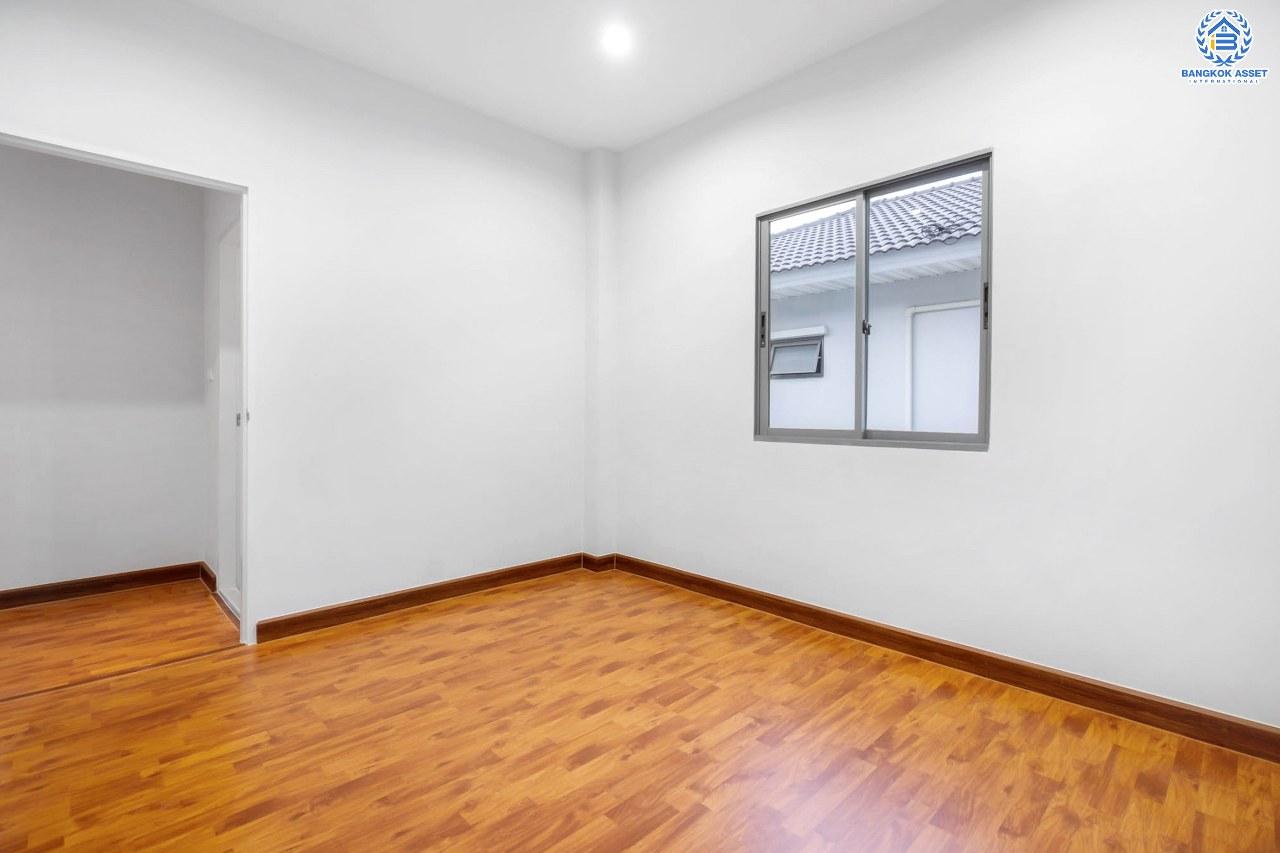 บ้านมือสองตกแต่งใหม่ ม.เพอร์เฟคเพลส2 ติดถ.รัตนาธิเบศร์ หลังใหญ่พร้อมอยู่ เนื้อที่ 58.1 ตร.ว. ดีไซน์โมเดิร์น ฟังก์ชั่น 4 ห้องนอน 3 ห้องน้ำ 2 ที่จอดรถ บนที่สุดแห่งทำเลโซนเมือง ติดรถไฟฟ้า"สถานีไทรม้า" และใกล้จุดขึ้นทางด่วน "งามวงศ์วาน"