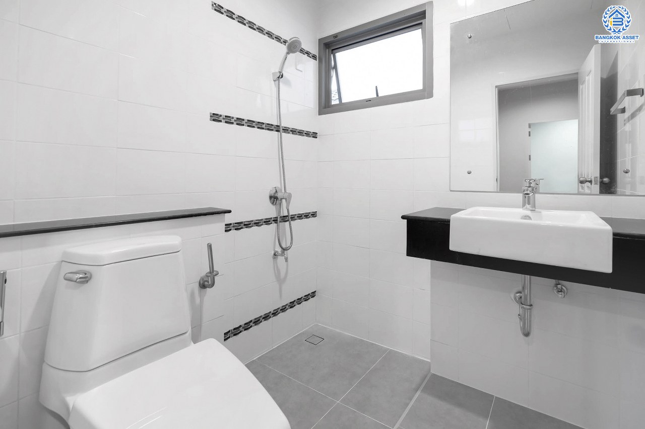 บ้านมือสองตกแต่งใหม่ ม.เพอร์เฟคเพลส2 ติดถ.รัตนาธิเบศร์ หลังใหญ่พร้อมอยู่ เนื้อที่ 58.1 ตร.ว. ดีไซน์โมเดิร์น ฟังก์ชั่น 4 ห้องนอน 3 ห้องน้ำ 2 ที่จอดรถ บนที่สุดแห่งทำเลโซนเมือง ติดรถไฟฟ้า"สถานีไทรม้า" และใกล้จุดขึ้นทางด่วน "งามวงศ์วาน"