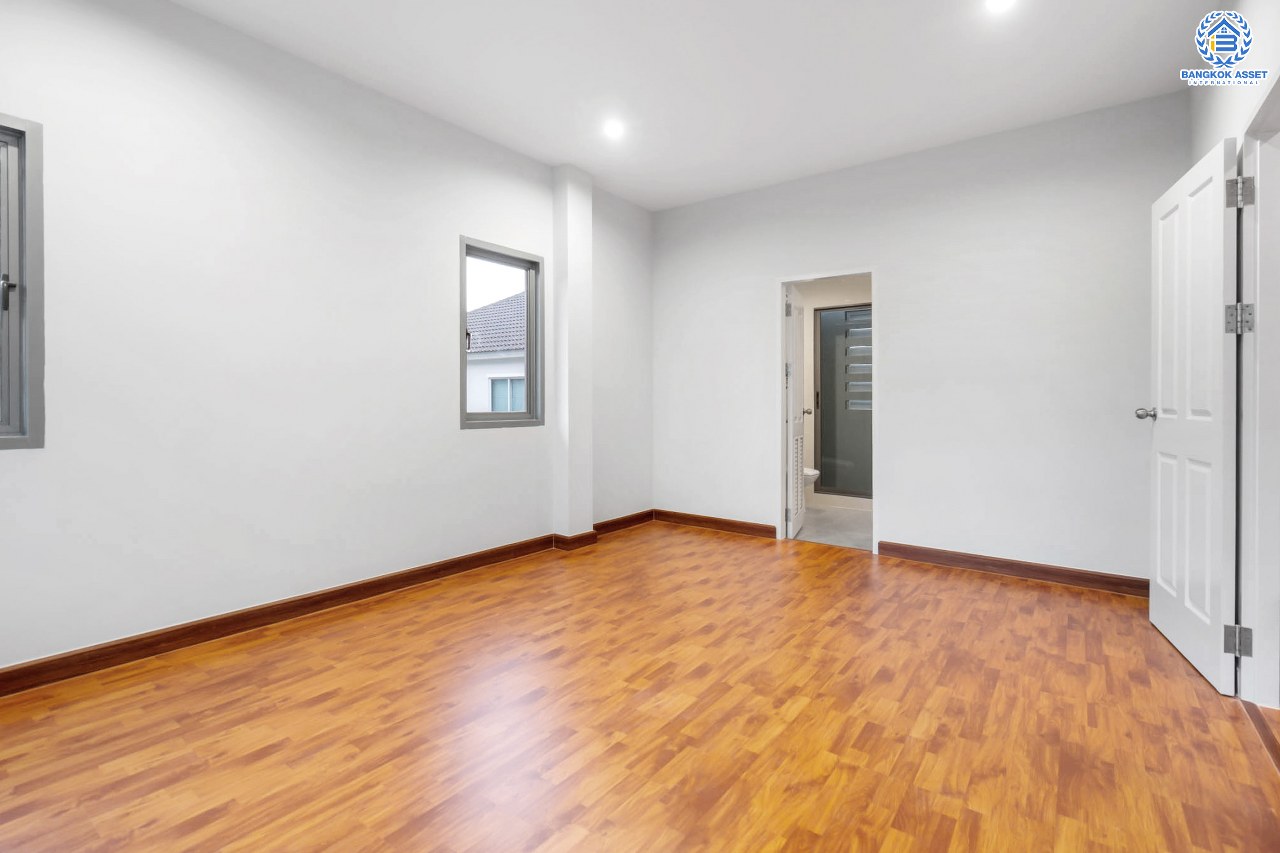 บ้านมือสองตกแต่งใหม่ ม.เพอร์เฟคเพลส2 ติดถ.รัตนาธิเบศร์ หลังใหญ่พร้อมอยู่ เนื้อที่ 58.1 ตร.ว. ดีไซน์โมเดิร์น ฟังก์ชั่น 4 ห้องนอน 3 ห้องน้ำ 2 ที่จอดรถ บนที่สุดแห่งทำเลโซนเมือง ติดรถไฟฟ้า"สถานีไทรม้า" และใกล้จุดขึ้นทางด่วน "งามวงศ์วาน"