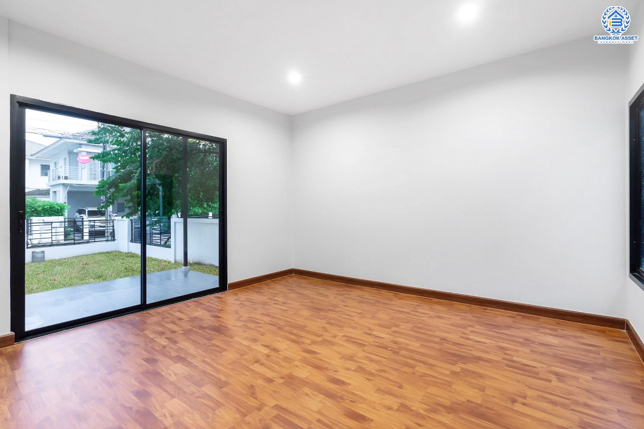 บ้านมือสองตกแต่งใหม่ ม.เพอร์เฟคเพลส2 ติดถ.รัตนาธิเบศร์ หลังใหญ่พร้อมอยู่ เนื้อที่ 58.1 ตร.ว. ดีไซน์โมเดิร์น ฟังก์ชั่น 4 ห้องนอน 3 ห้องน้ำ 2 ที่จอดรถ บนที่สุดแห่งทำเลโซนเมือง ติดรถไฟฟ้า"สถานีไทรม้า" และใกล้จุดขึ้นทางด่วน "งามวงศ์วาน"