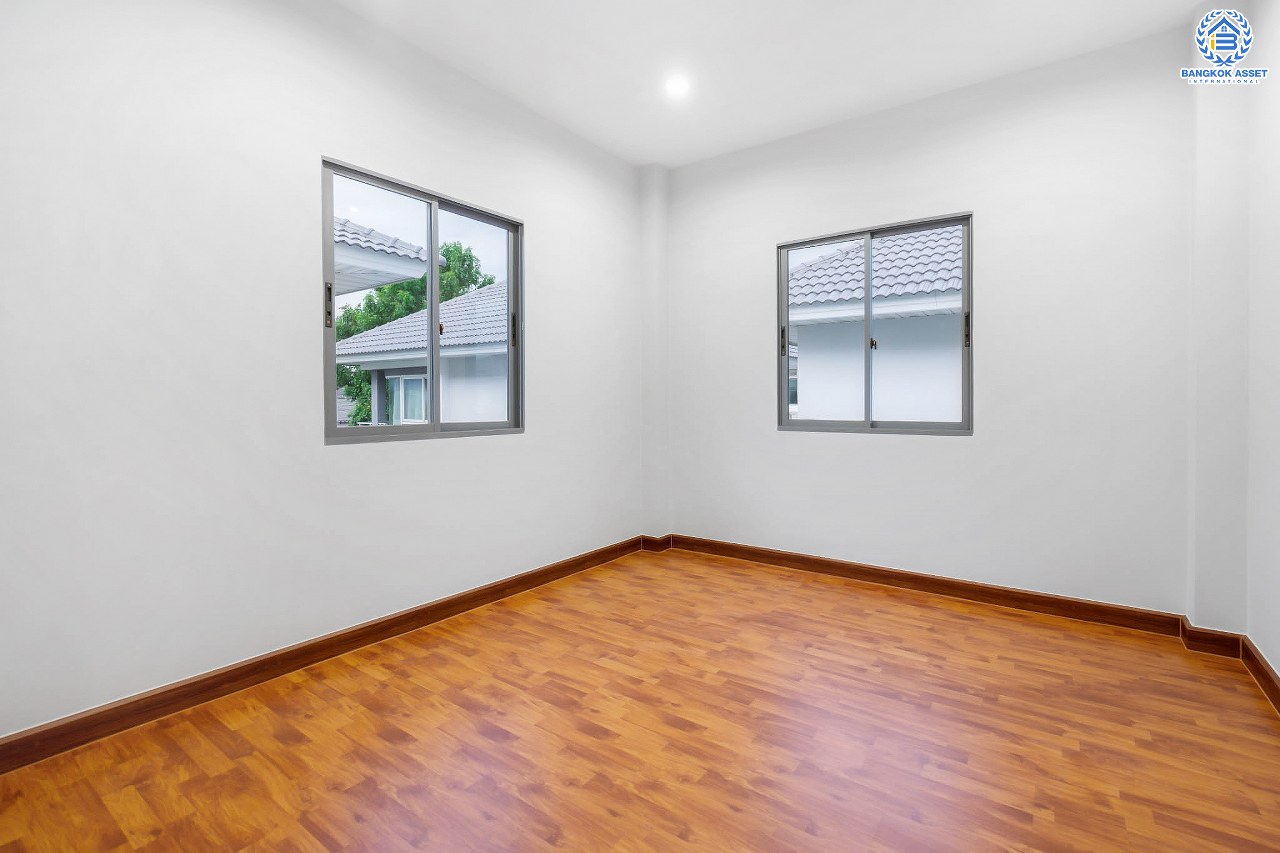 บ้านมือสองตกแต่งใหม่ ม.เพอร์เฟคเพลส2 ติดถ.รัตนาธิเบศร์ หลังใหญ่พร้อมอยู่ เนื้อที่ 58.1 ตร.ว. ดีไซน์โมเดิร์น ฟังก์ชั่น 4 ห้องนอน 3 ห้องน้ำ 2 ที่จอดรถ บนที่สุดแห่งทำเลโซนเมือง ติดรถไฟฟ้า"สถานีไทรม้า" และใกล้จุดขึ้นทางด่วน "งามวงศ์วาน"