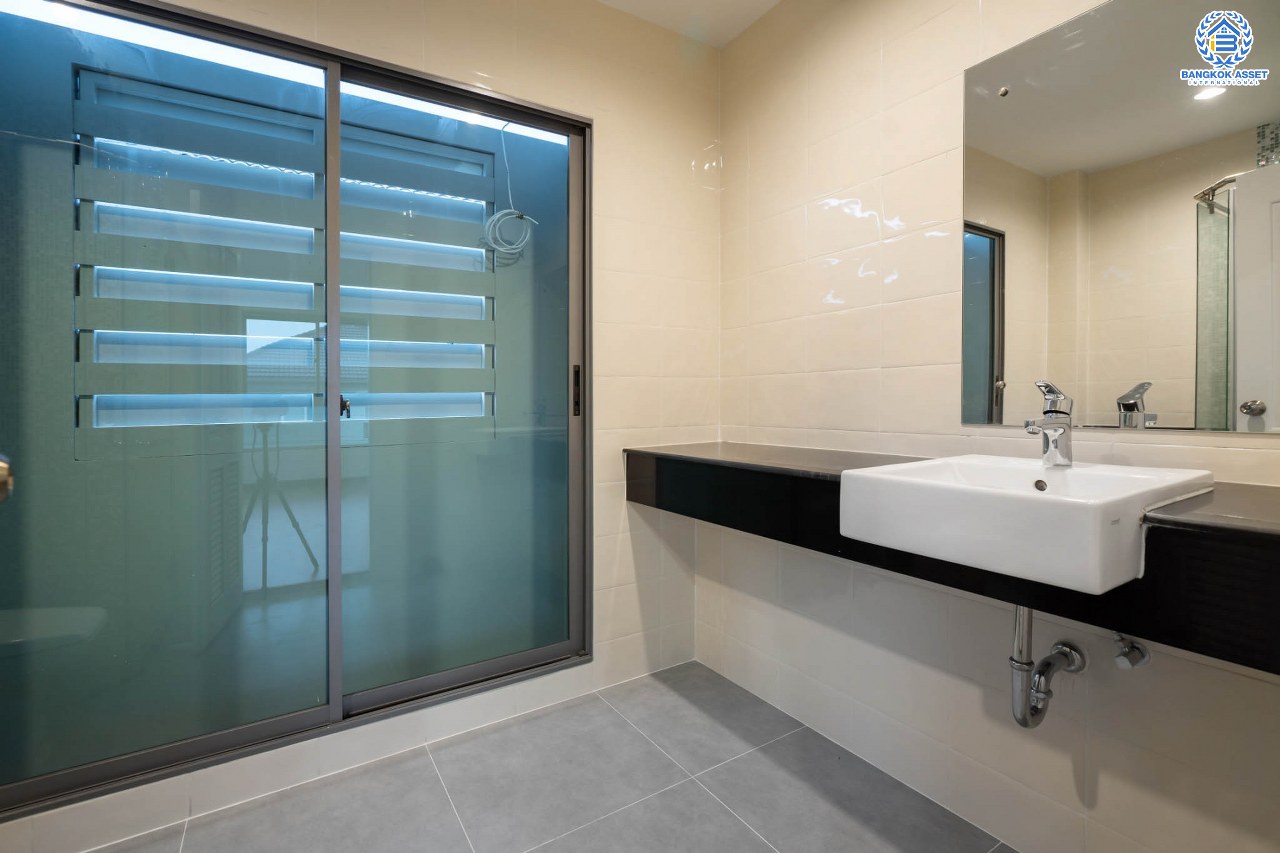 บ้านมือสองตกแต่งใหม่ ม.เพอร์เฟคเพลส2 ติดถ.รัตนาธิเบศร์ หลังใหญ่พร้อมอยู่ เนื้อที่ 58.1 ตร.ว. ดีไซน์โมเดิร์น ฟังก์ชั่น 4 ห้องนอน 3 ห้องน้ำ 2 ที่จอดรถ บนที่สุดแห่งทำเลโซนเมือง ติดรถไฟฟ้า"สถานีไทรม้า" และใกล้จุดขึ้นทางด่วน "งามวงศ์วาน"