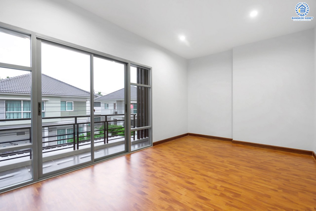 บ้านมือสองตกแต่งใหม่ ม.เพอร์เฟคเพลส2 ติดถ.รัตนาธิเบศร์ หลังใหญ่พร้อมอยู่ เนื้อที่ 58.1 ตร.ว. ดีไซน์โมเดิร์น ฟังก์ชั่น 4 ห้องนอน 3 ห้องน้ำ 2 ที่จอดรถ บนที่สุดแห่งทำเลโซนเมือง ติดรถไฟฟ้า"สถานีไทรม้า" และใกล้จุดขึ้นทางด่วน "งามวงศ์วาน"