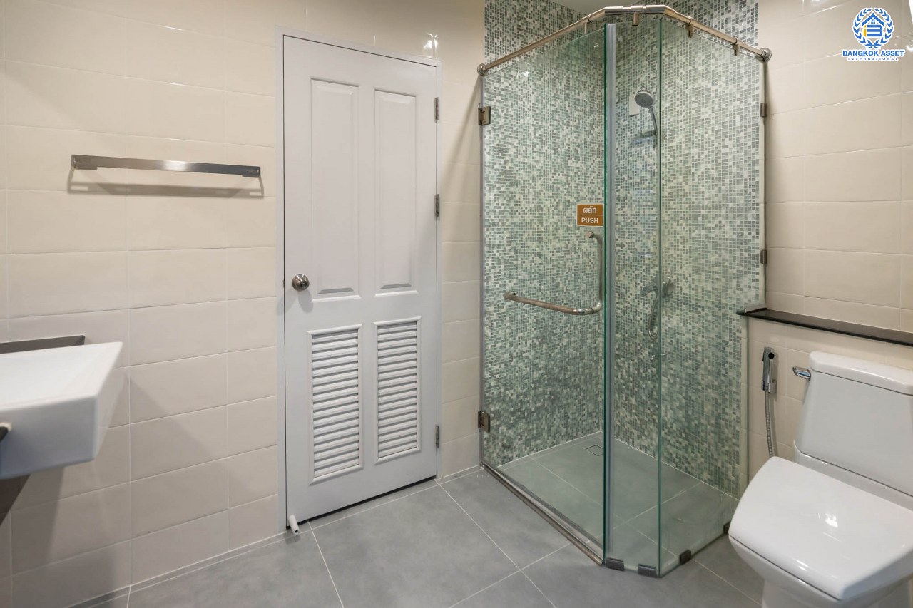 บ้านมือสองตกแต่งใหม่ ม.เพอร์เฟคเพลส2 ติดถ.รัตนาธิเบศร์ หลังใหญ่พร้อมอยู่ เนื้อที่ 58.1 ตร.ว. ดีไซน์โมเดิร์น ฟังก์ชั่น 4 ห้องนอน 3 ห้องน้ำ 2 ที่จอดรถ บนที่สุดแห่งทำเลโซนเมือง ติดรถไฟฟ้า"สถานีไทรม้า" และใกล้จุดขึ้นทางด่วน "งามวงศ์วาน"