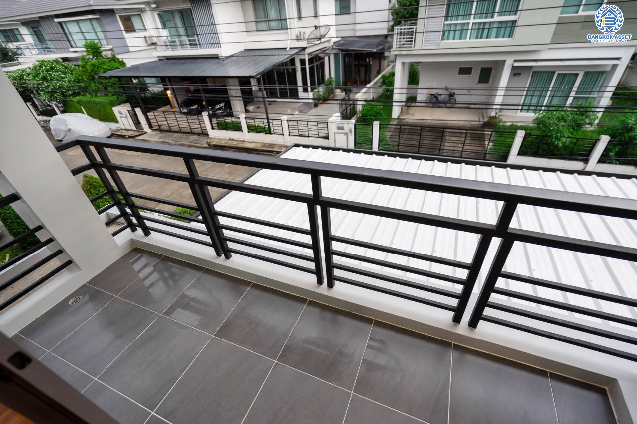 บ้านมือสองตกแต่งใหม่ ม.เพอร์เฟคเพลส2 ติดถ.รัตนาธิเบศร์ หลังใหญ่พร้อมอยู่ เนื้อที่ 58.1 ตร.ว. ดีไซน์โมเดิร์น ฟังก์ชั่น 4 ห้องนอน 3 ห้องน้ำ 2 ที่จอดรถ บนที่สุดแห่งทำเลโซนเมือง ติดรถไฟฟ้า"สถานีไทรม้า" และใกล้จุดขึ้นทางด่วน "งามวงศ์วาน"