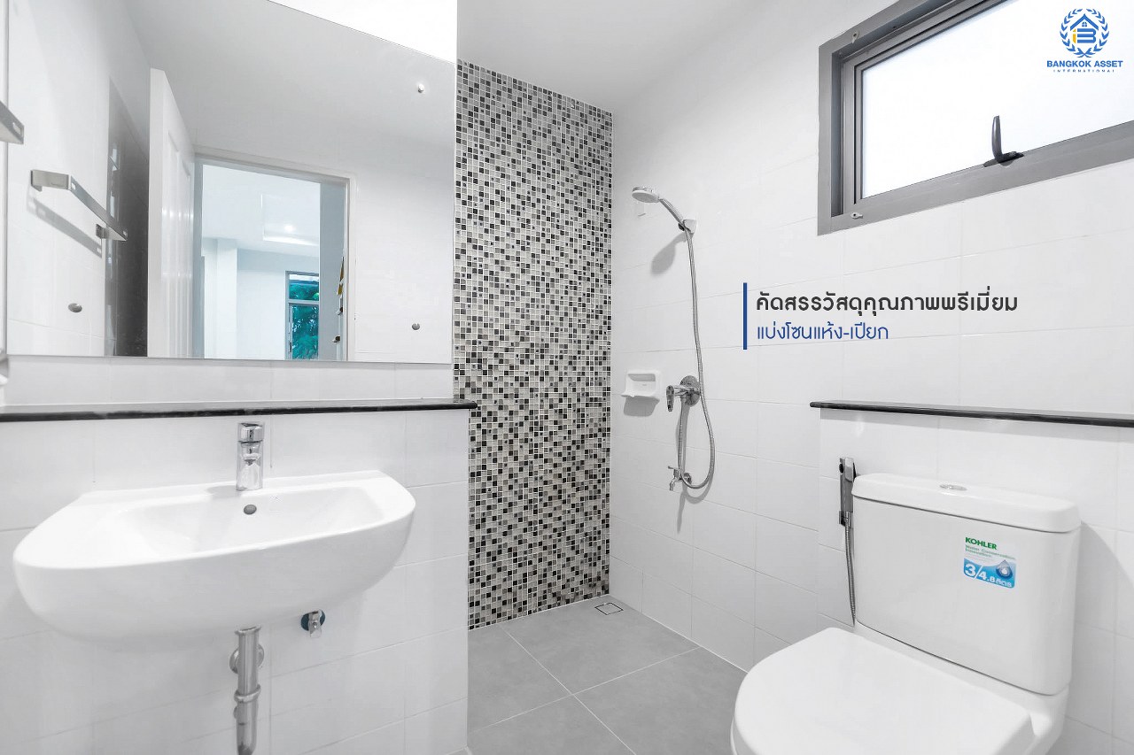 บ้านมือสองตกแต่งใหม่ ม.เพอร์เฟคเพลส2 ติดถ.รัตนาธิเบศร์ หลังใหญ่พร้อมอยู่ เนื้อที่ 58.1 ตร.ว. ดีไซน์โมเดิร์น ฟังก์ชั่น 4 ห้องนอน 3 ห้องน้ำ 2 ที่จอดรถ บนที่สุดแห่งทำเลโซนเมือง ติดรถไฟฟ้า"สถานีไทรม้า" และใกล้จุดขึ้นทางด่วน "งามวงศ์วาน"