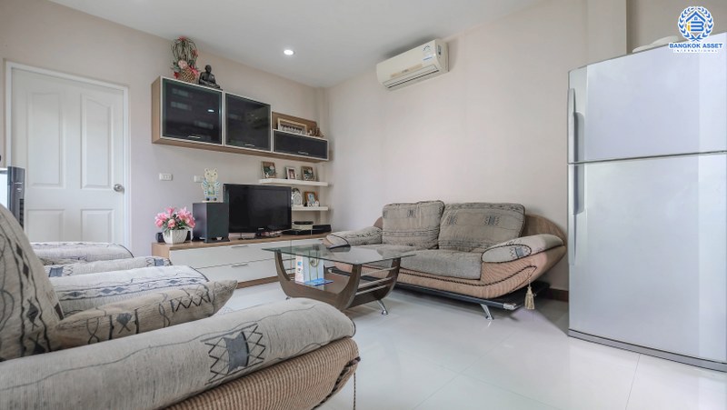 บ้านเดี่ยวมือสองนนทบุรี หลังใหญ่ห้องมุม! ม.ลัดดารมย์อิลิแกนซ์ พระราม 5-2 คุณภาพแบรนด์ดัง เนื้อที่ 177.20 ตร.ว. ตอบโจทย์ครอบครัวใหญ่ ฟังชั่น 5 ห้องนอน 5 ห้องน้ำ แถมแอร์ 8 เครื่อง มีเรือนรับรองพร้อมอยู่ มีความเป็นส่วนตัวข้างบ้านและหลังบ้านไม่ชนใคร บนทำเลคุณภาพ หน้าโครงการติดถ.นครอินทร์ ใกล้วงเวียนพระราม5 และจุดขึ้นทางด่วน "ศรีรัช"