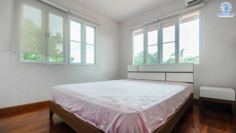 บ้านเดี่ยวมือสองนนทบุรี หลังใหญ่ห้องมุม! ม.ลัดดารมย์อิลิแกนซ์ พระราม 5-2 คุณภาพแบรนด์ดัง เนื้อที่ 177.20 ตร.ว. ตอบโจทย์ครอบครัวใหญ่ ฟังชั่น 5 ห้องนอน 5 ห้องน้ำ แถมแอร์ 8 เครื่อง มีเรือนรับรองพร้อมอยู่ มีความเป็นส่วนตัวข้างบ้านและหลังบ้านไม่ชนใคร บนทำเลคุณภาพ หน้าโครงการติดถ.นครอินทร์ ใกล้วงเวียนพระราม5 และจุดขึ้นทางด่วน "ศรีรัช"