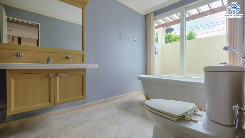 บ้านเดี่ยวมือสองนนทบุรี หลังใหญ่ห้องมุม! ม.ลัดดารมย์อิลิแกนซ์ พระราม 5-2 คุณภาพแบรนด์ดัง เนื้อที่ 177.20 ตร.ว. ตอบโจทย์ครอบครัวใหญ่ ฟังชั่น 5 ห้องนอน 5 ห้องน้ำ แถมแอร์ 8 เครื่อง มีเรือนรับรองพร้อมอยู่ มีความเป็นส่วนตัวข้างบ้านและหลังบ้านไม่ชนใคร บนทำเลคุณภาพ หน้าโครงการติดถ.นครอินทร์ ใกล้วงเวียนพระราม5 และจุดขึ้นทางด่วน "ศรีรัช"