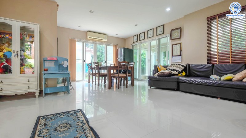 บ้านเดี่ยวมือสองนนทบุรี หลังใหญ่ห้องมุม! ม.ลัดดารมย์อิลิแกนซ์ พระราม 5-2 คุณภาพแบรนด์ดัง เนื้อที่ 177.20 ตร.ว. ตอบโจทย์ครอบครัวใหญ่ ฟังชั่น 5 ห้องนอน 5 ห้องน้ำ แถมแอร์ 8 เครื่อง มีเรือนรับรองพร้อมอยู่ มีความเป็นส่วนตัวข้างบ้านและหลังบ้านไม่ชนใคร บนทำเลคุณภาพ หน้าโครงการติดถ.นครอินทร์ ใกล้วงเวียนพระราม5 และจุดขึ้นทางด่วน "ศรีรัช"