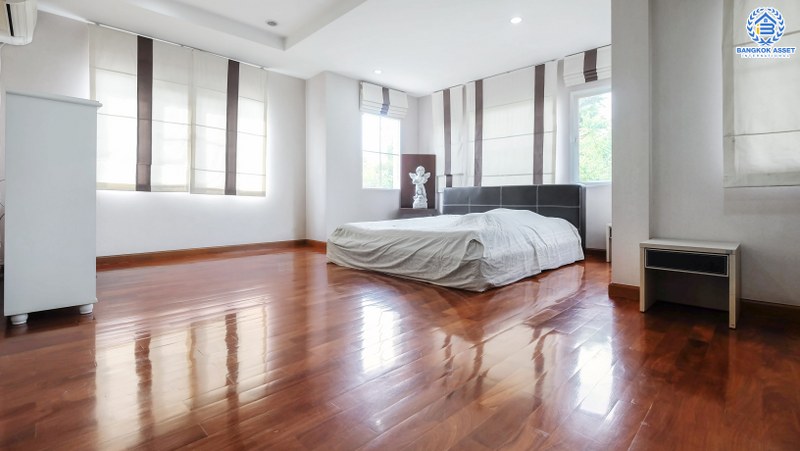 บ้านเดี่ยวมือสองนนทบุรี หลังใหญ่ห้องมุม! ม.ลัดดารมย์อิลิแกนซ์ พระราม 5-2 คุณภาพแบรนด์ดัง เนื้อที่ 177.20 ตร.ว. ตอบโจทย์ครอบครัวใหญ่ ฟังชั่น 5 ห้องนอน 5 ห้องน้ำ แถมแอร์ 8 เครื่อง มีเรือนรับรองพร้อมอยู่ มีความเป็นส่วนตัวข้างบ้านและหลังบ้านไม่ชนใคร บนทำเลคุณภาพ หน้าโครงการติดถ.นครอินทร์ ใกล้วงเวียนพระราม5 และจุดขึ้นทางด่วน "ศรีรัช"